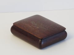 Scatola giapponese con coperchio fatta a mano con scena di donna intarsiata in ottone, Taisho 1920 ca.