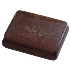 Boîte à couvercle japonaise faite à la main avec scène de dame incrustée de laiton, Taisho Ca 1920