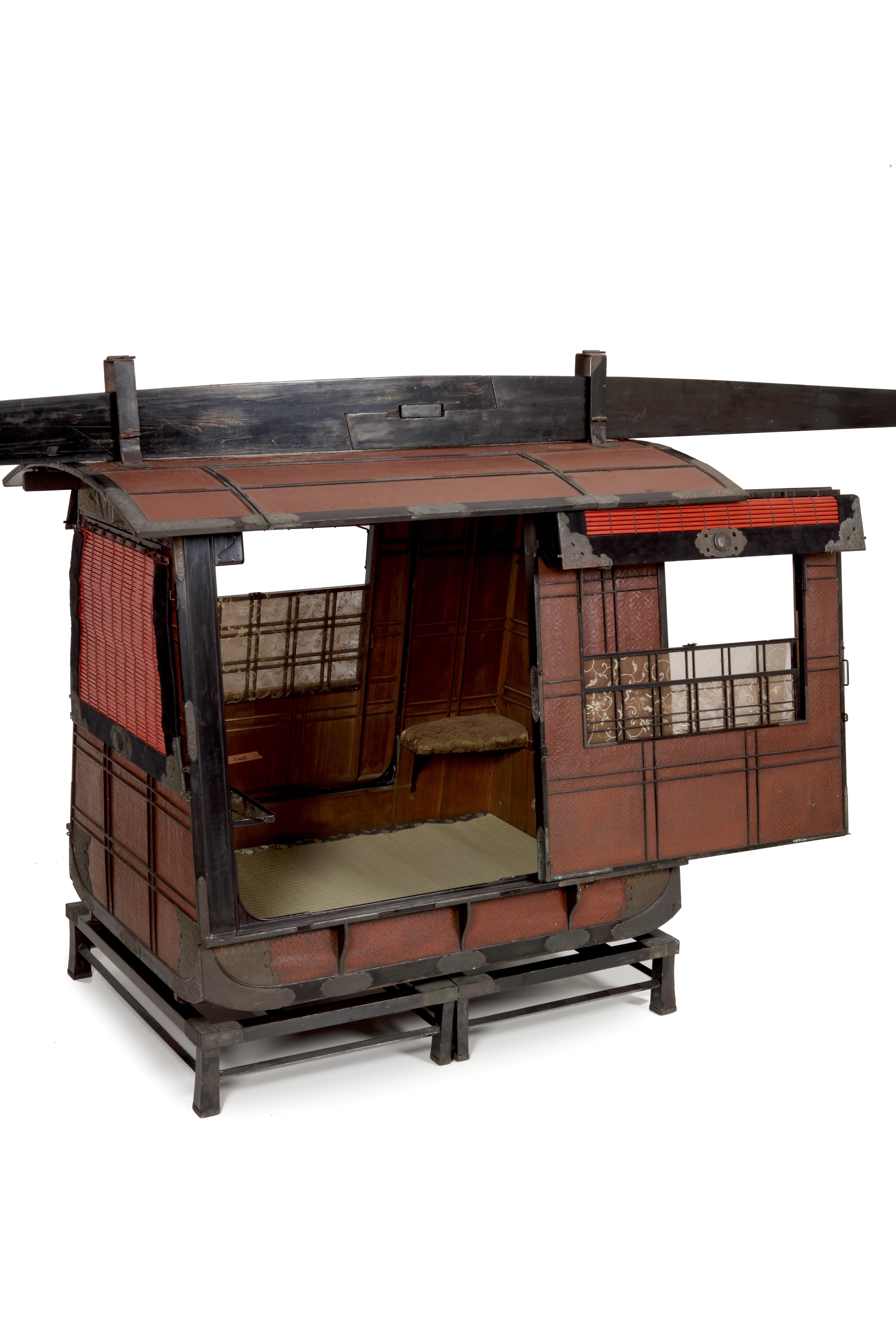 Japanese Life-Size, Edo Period, Red and Black Lacquered Palanquin or Norimono In Good Condition For Sale In Amsterdam, NL