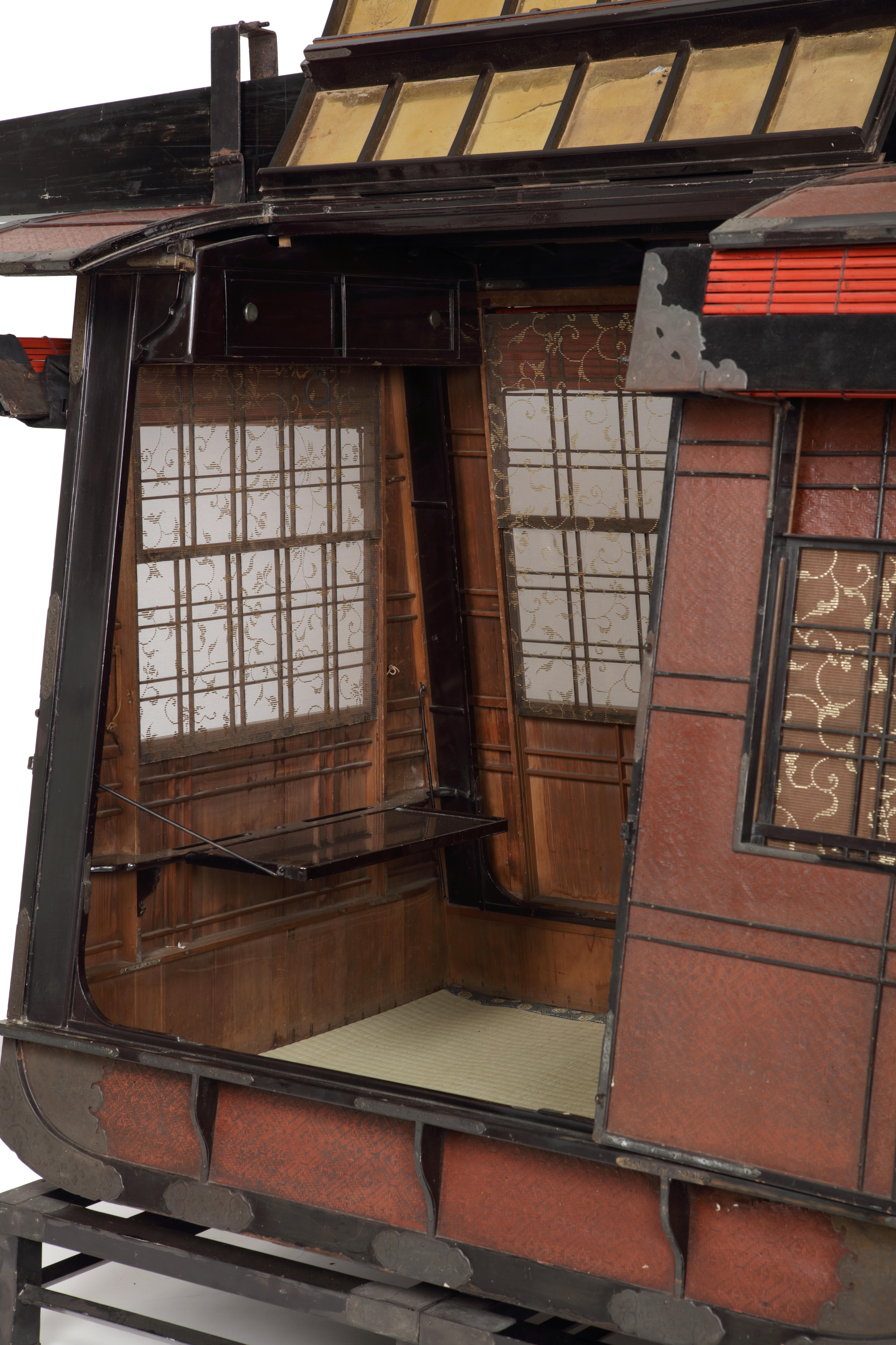 Japanese Life-Size, Edo Period, Red and Black Lacquered Palanquin or Norimono For Sale 3