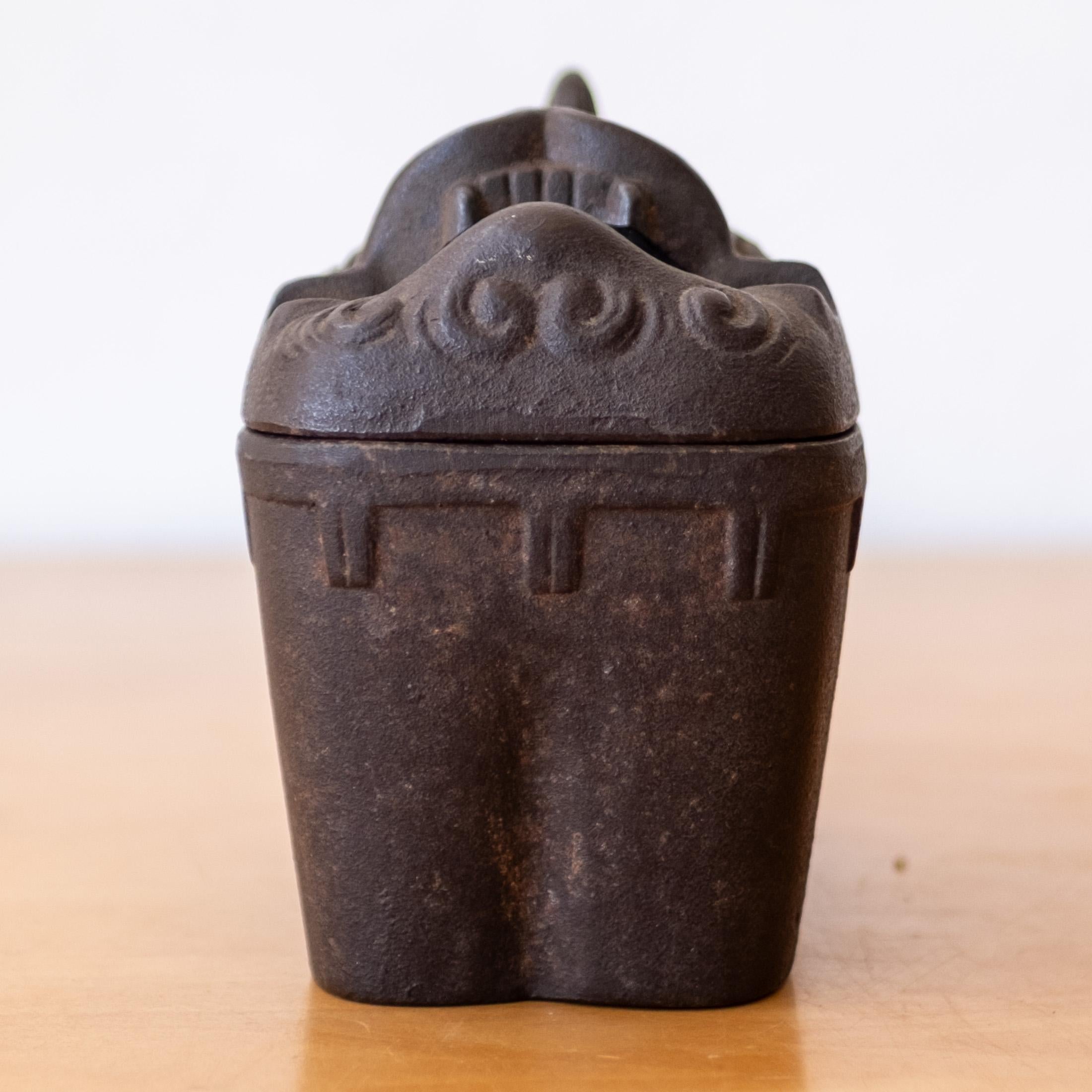 Japanese Lion Sculptural Iron Incense Burner en venta 3