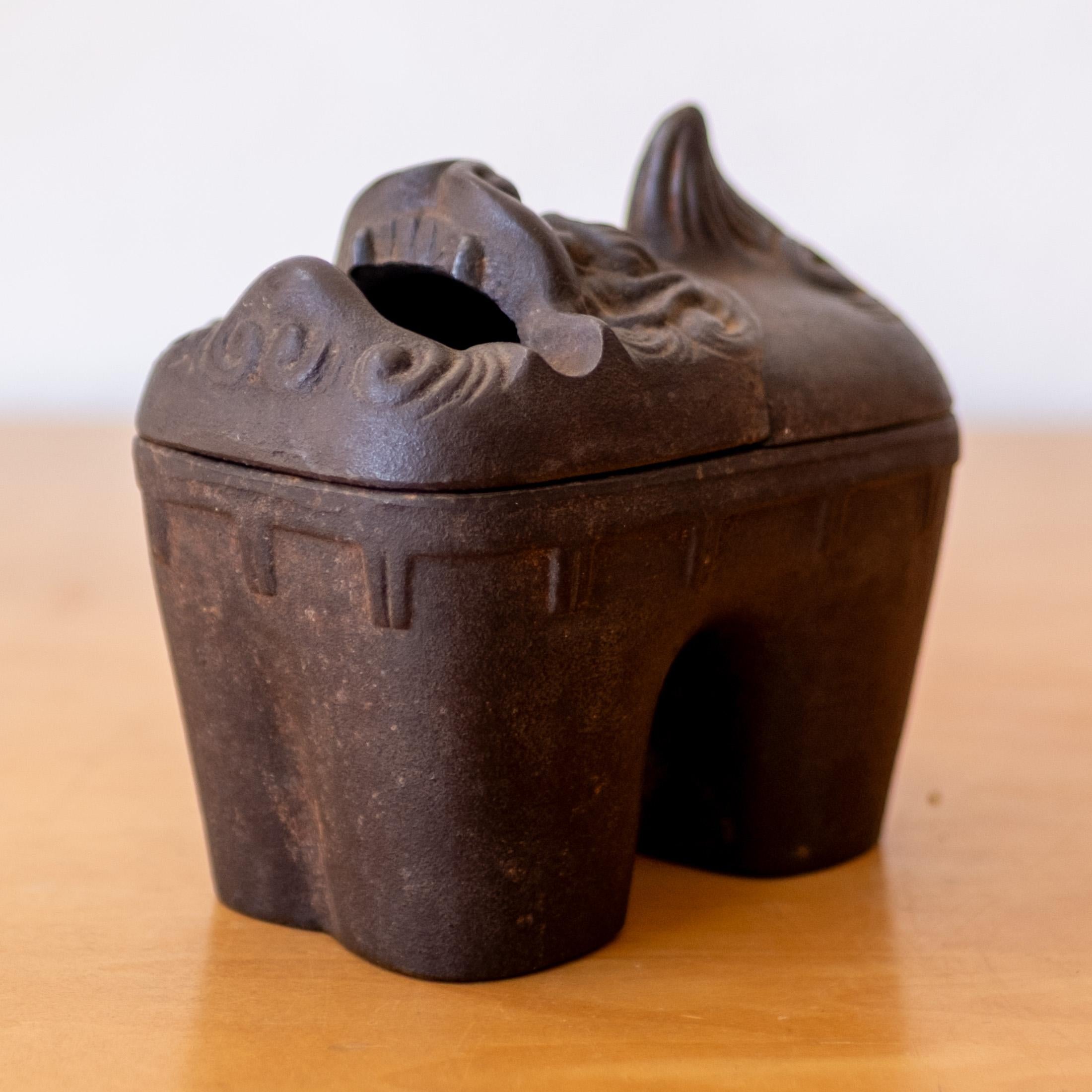 Japanese Lion Sculptural Iron Incense Burner en venta 4