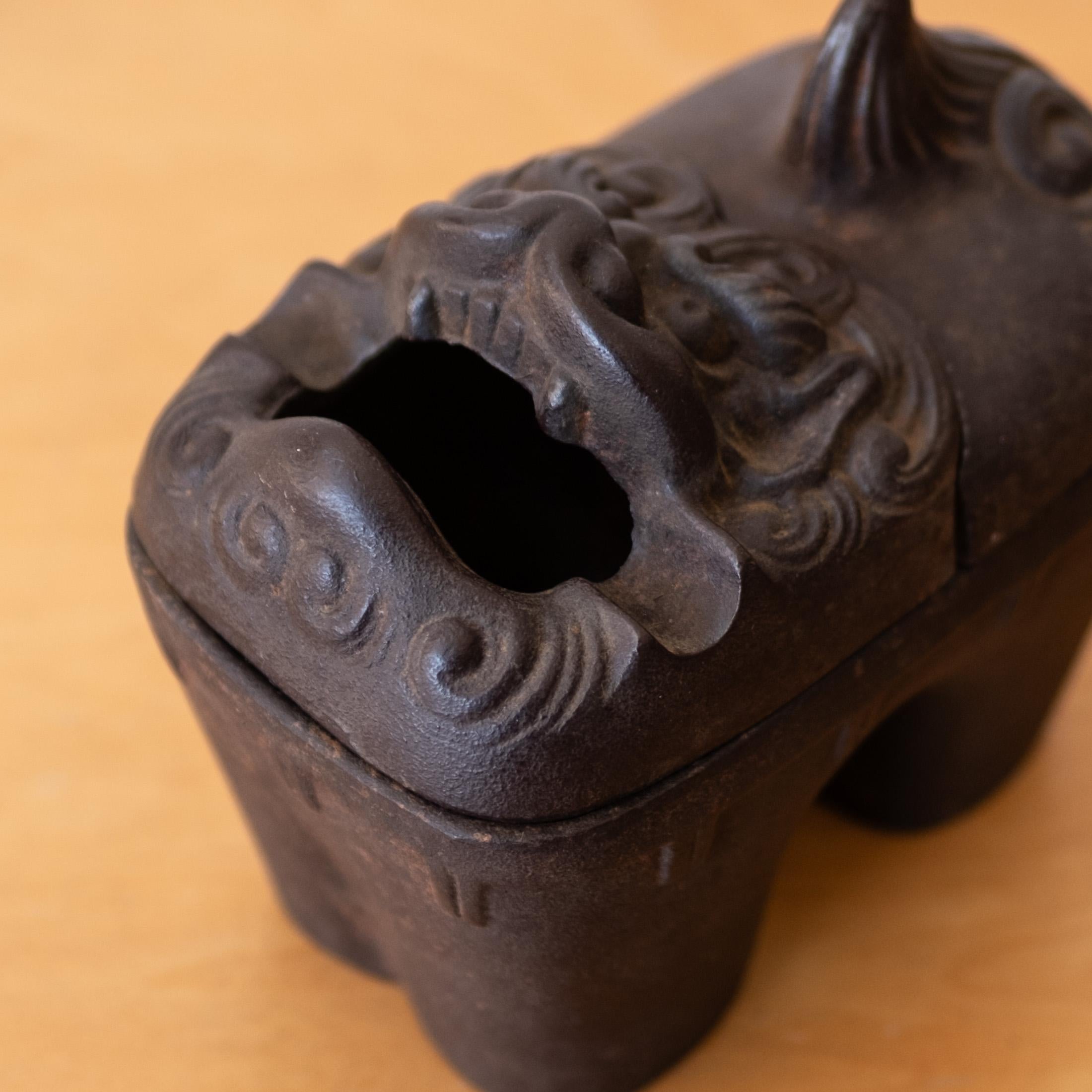 Japanese Lion Sculptural Iron Incense Burner Moderno de mediados de siglo en venta