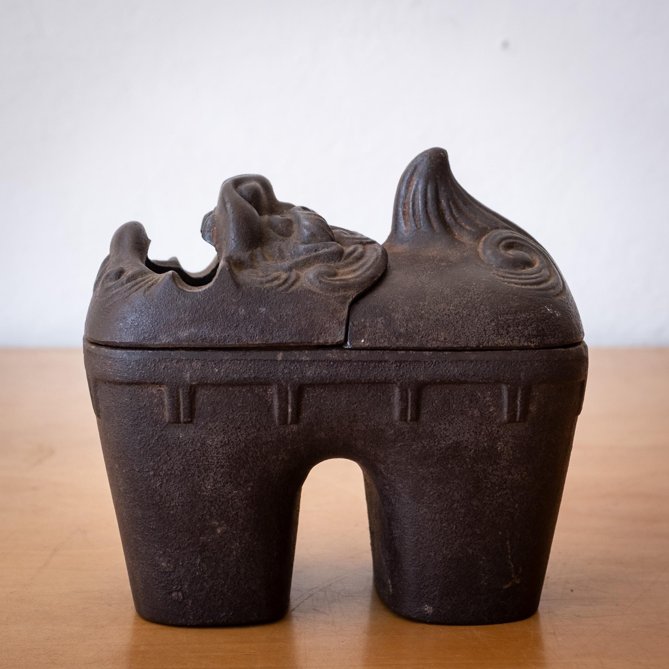 Japanese Lion Sculptural Iron Incense Burner Japonés en venta
