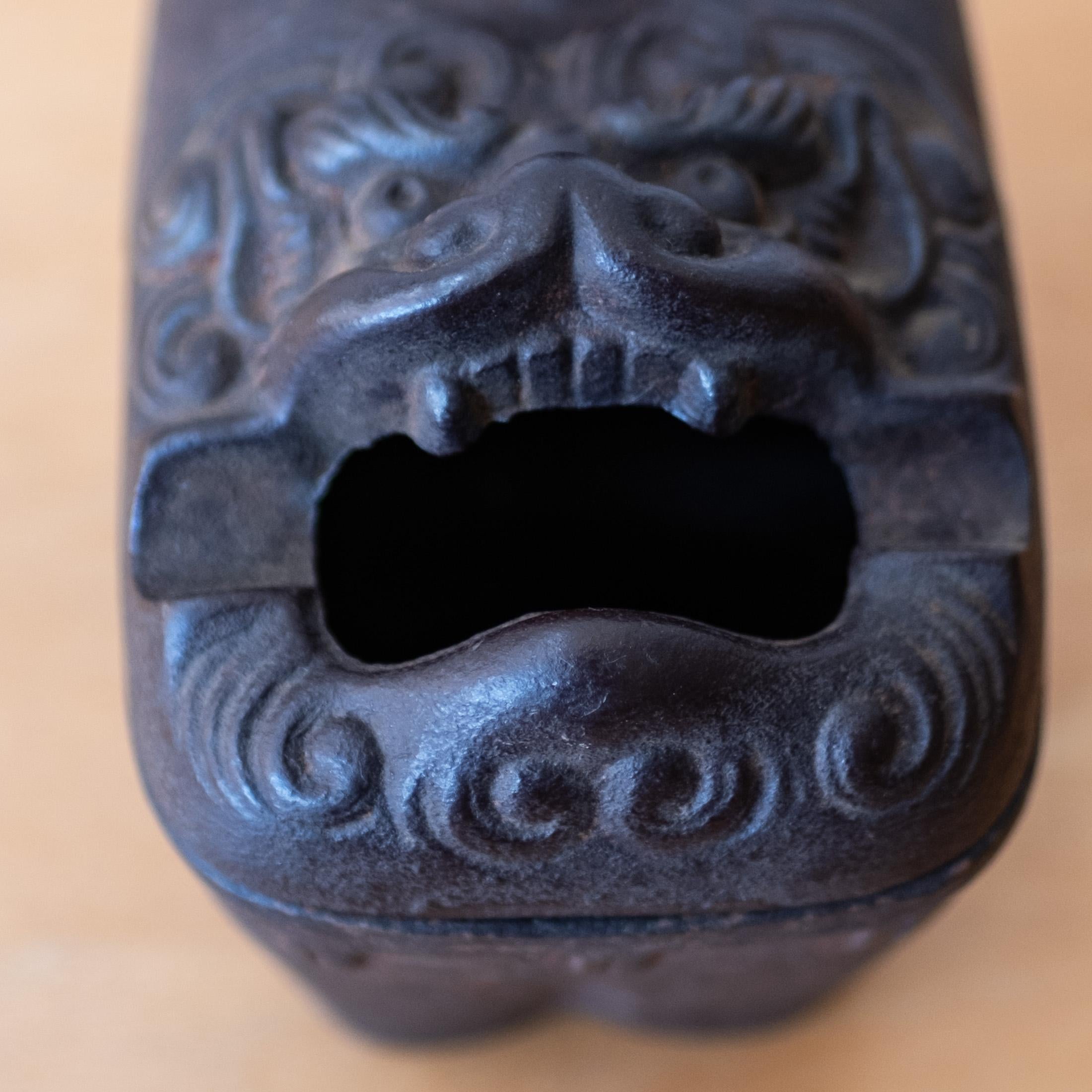 Japanese Lion Sculptural Iron Incense Burner en venta 1