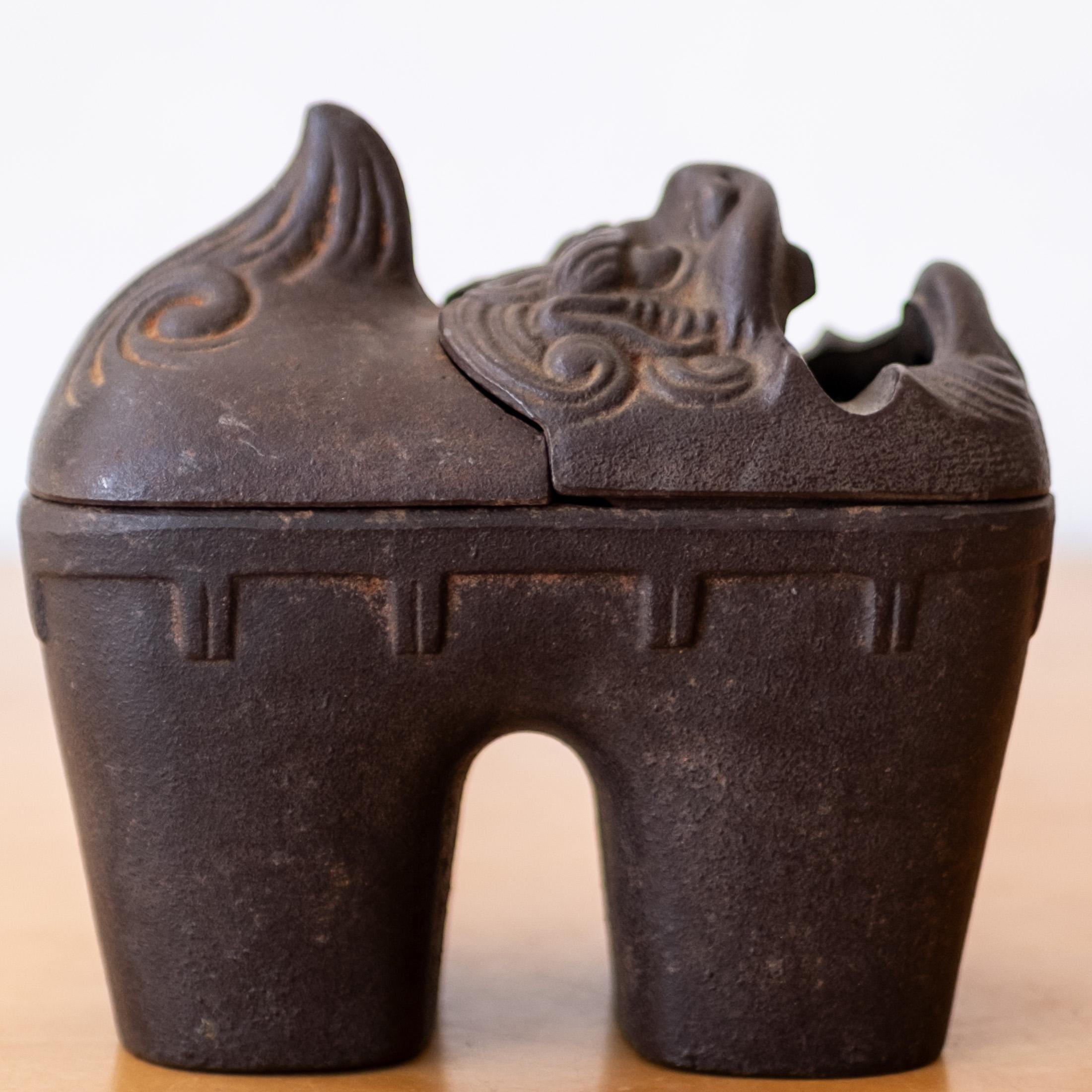 Japanese Lion Sculptural Iron Incense Burner en venta 2