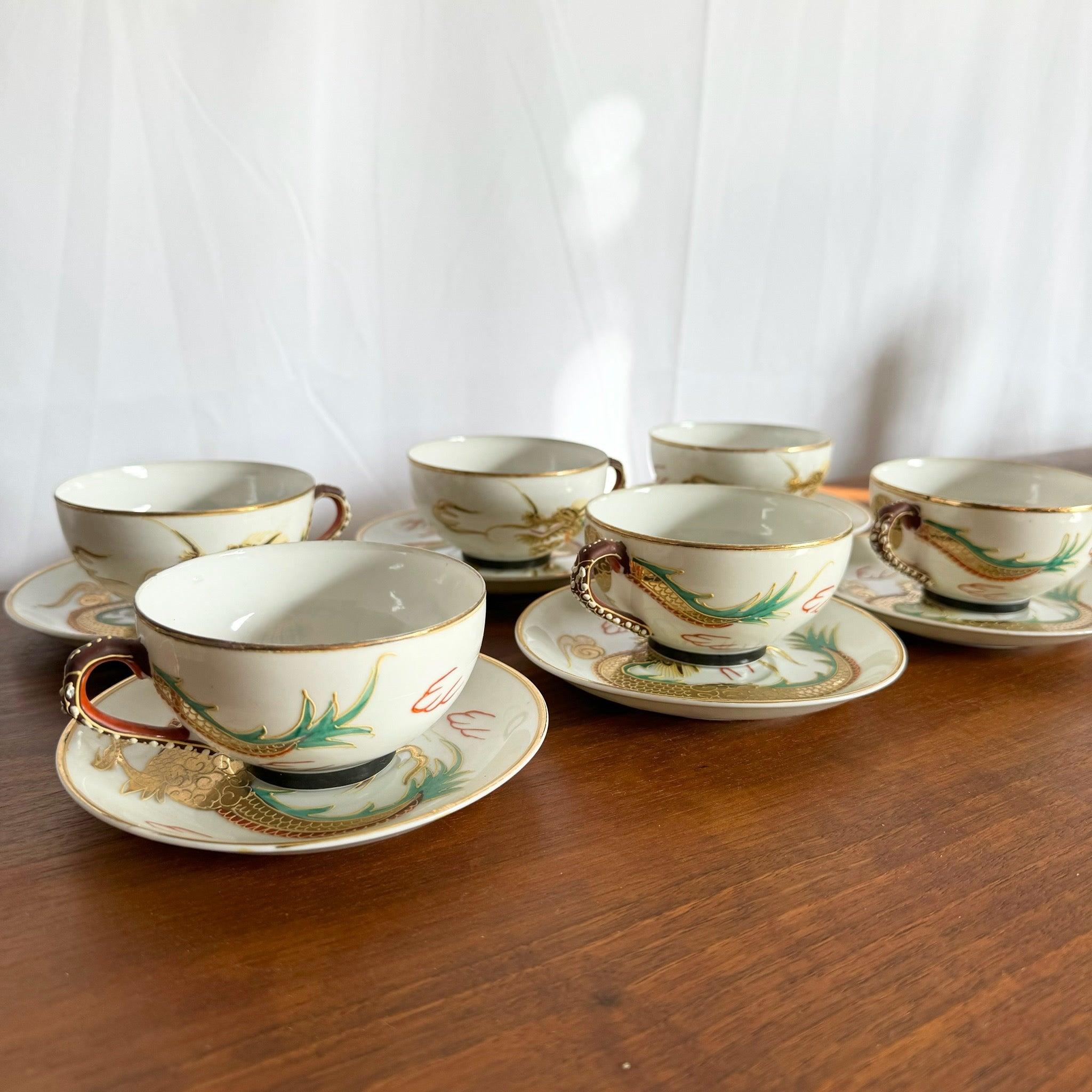Exquisito Juego de Té Moriage de Geisha Japonesa de litófano de 12 piezas con intrincados motivos de dragones e imágenes de geishas de litófano, perfecto para coleccionistas.
 
 Algo de desgaste en el diseño como se muestra en las fotos.
 
 Vendemos