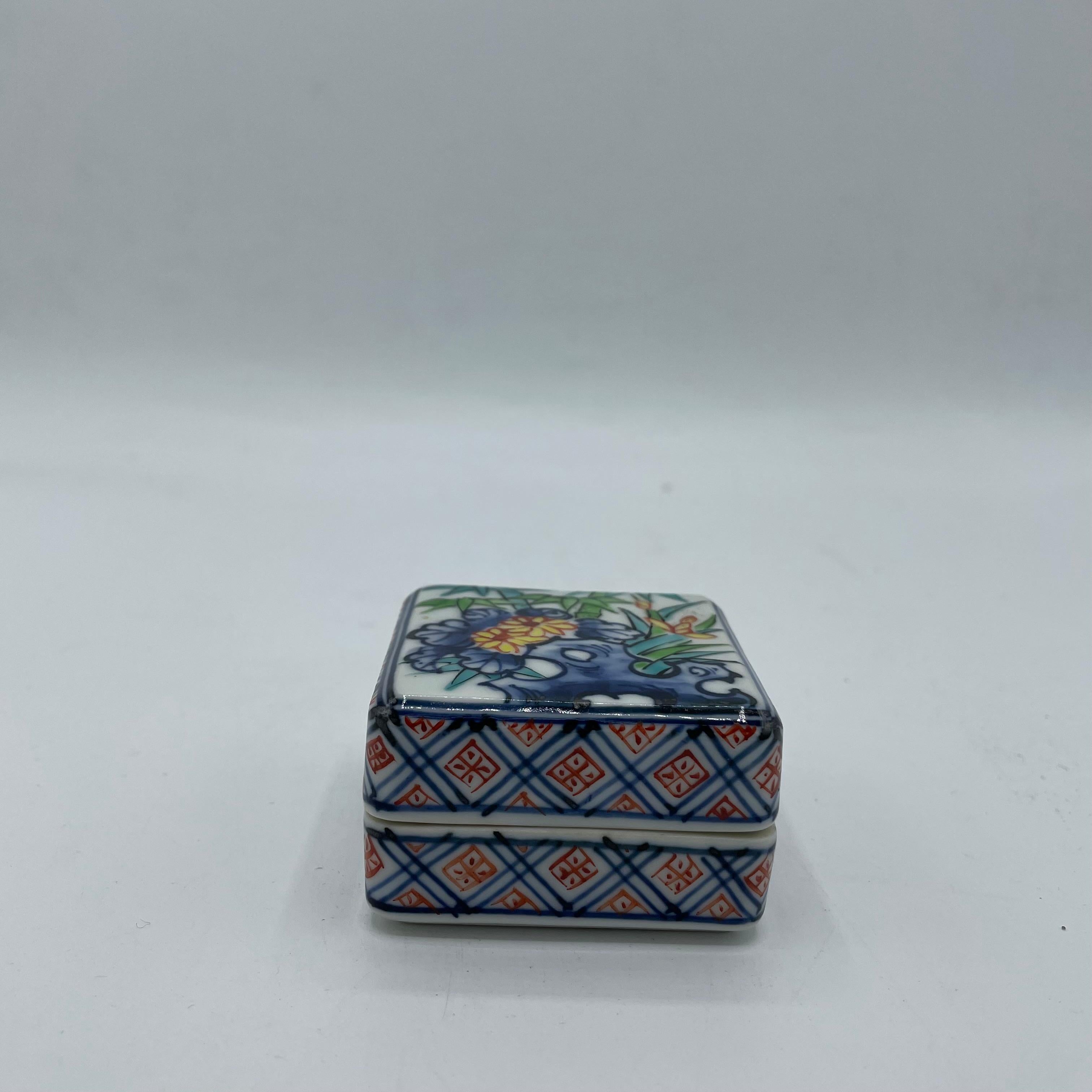 Showa Japanese Little Porcelain Box for Incense and Jewelry 1980s KOUUN For Sale