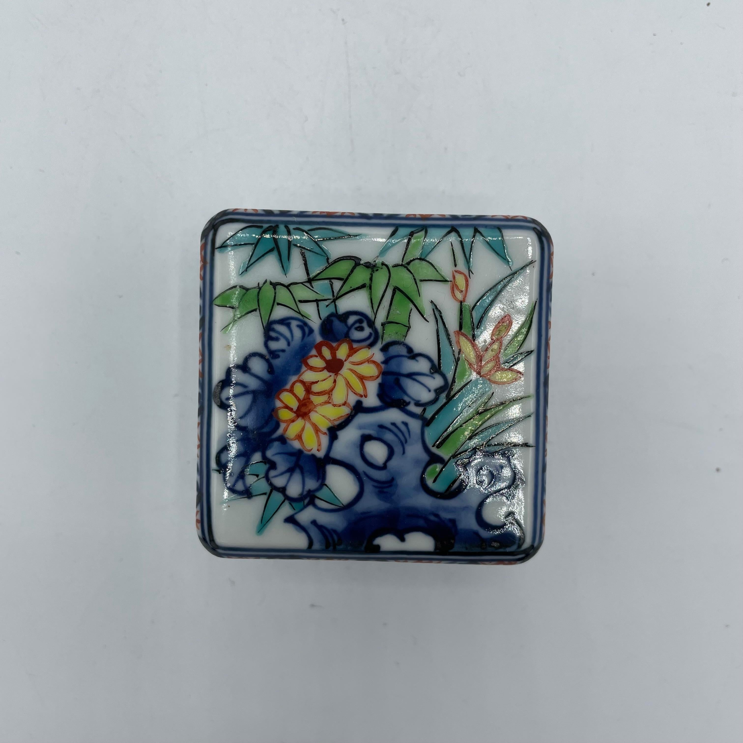 Japanese Little Porcelain Box for Incense and Jewelry 1980s KOUUN In Good Condition For Sale In Paris, FR