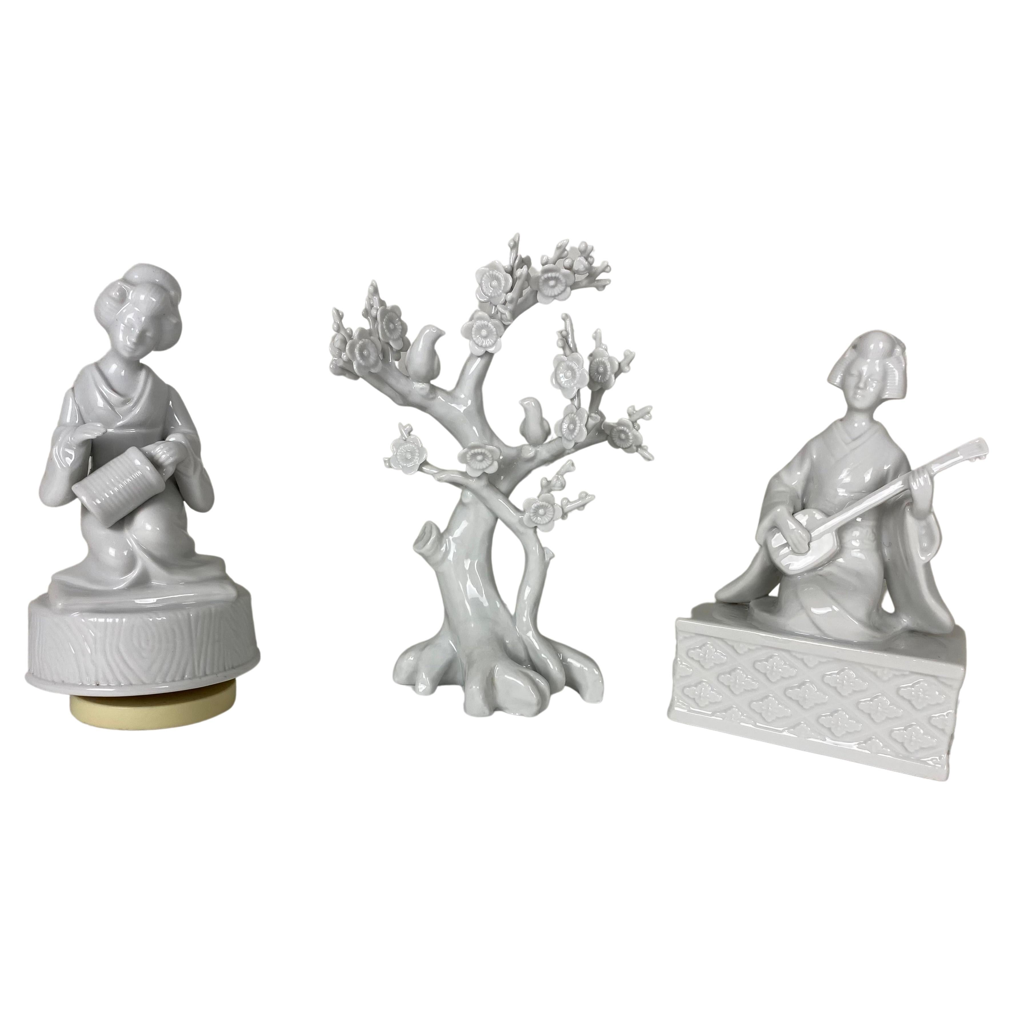 Japanische Figuren im Lladro-Stil aus weißem Porzellan, Notenschachteln und dekorativem Baum