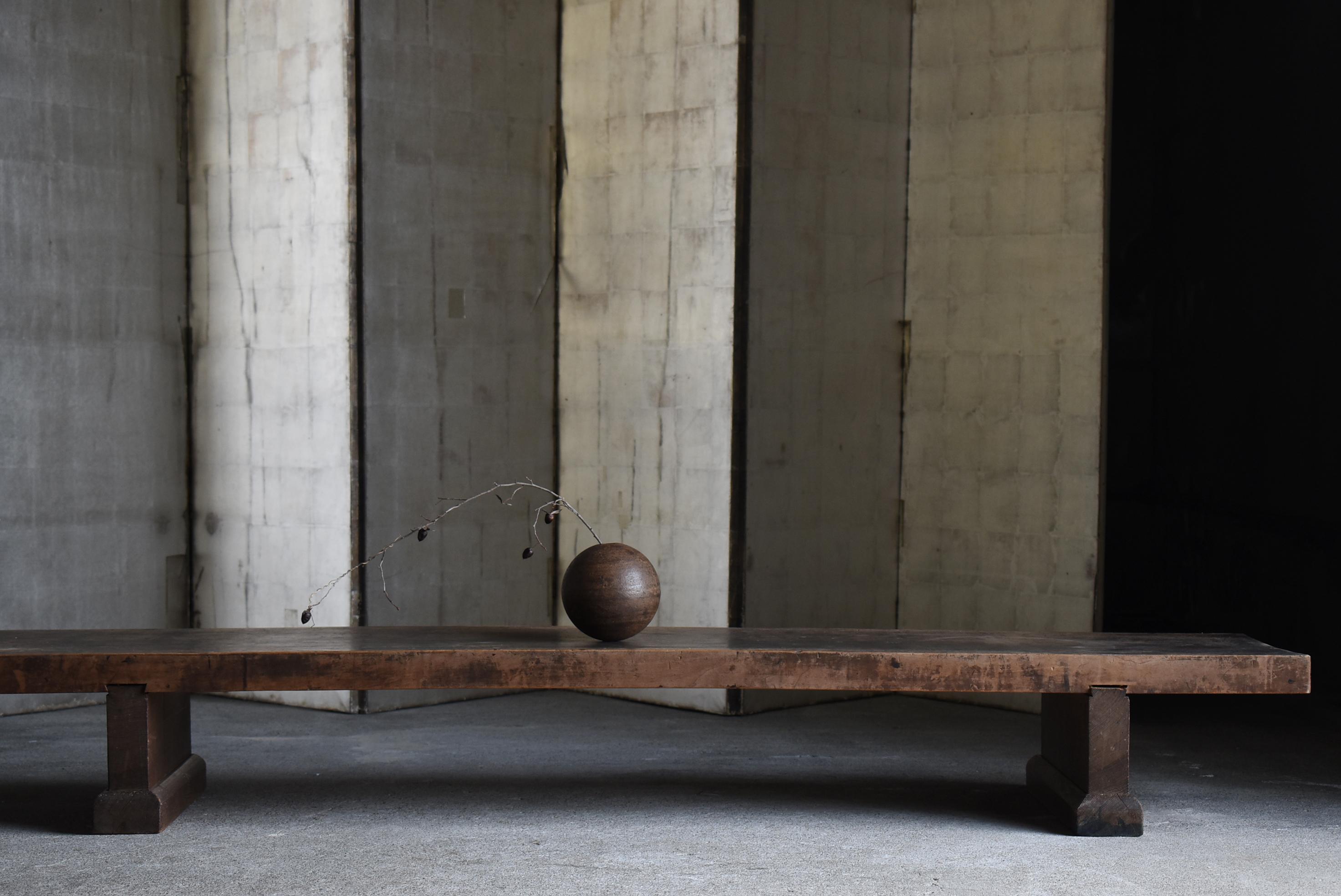 This is a long low table made in Japan.
Made in the Showa period (1900s-1940s), this furniture has a massive and powerful presence.
The top surface is lavishly made of beautifully grained Japanese horse chestnut, and the legs are made of rustic