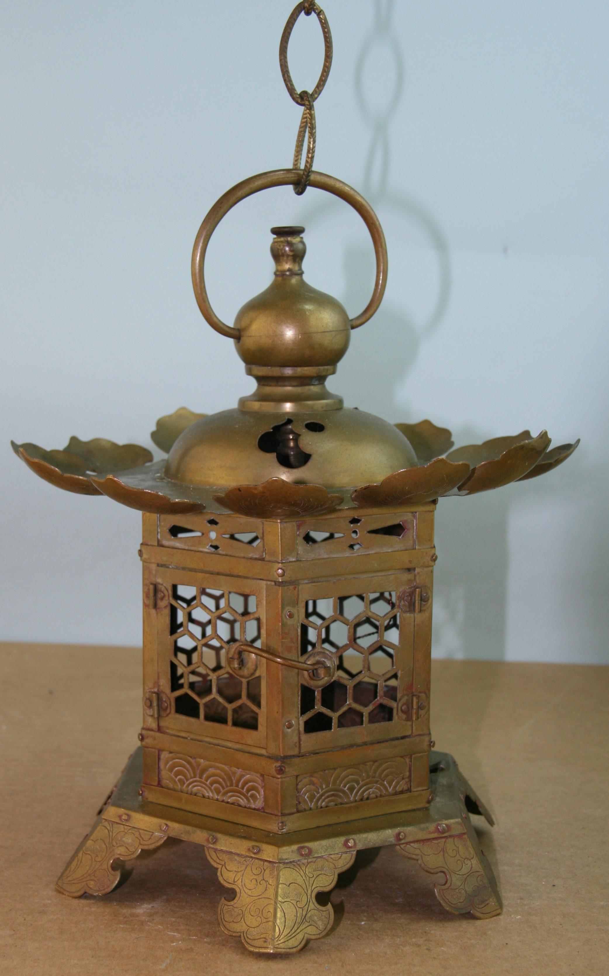 Japanese ornate lotus flower brass garden candle lantern
Supplied with hanging chain.