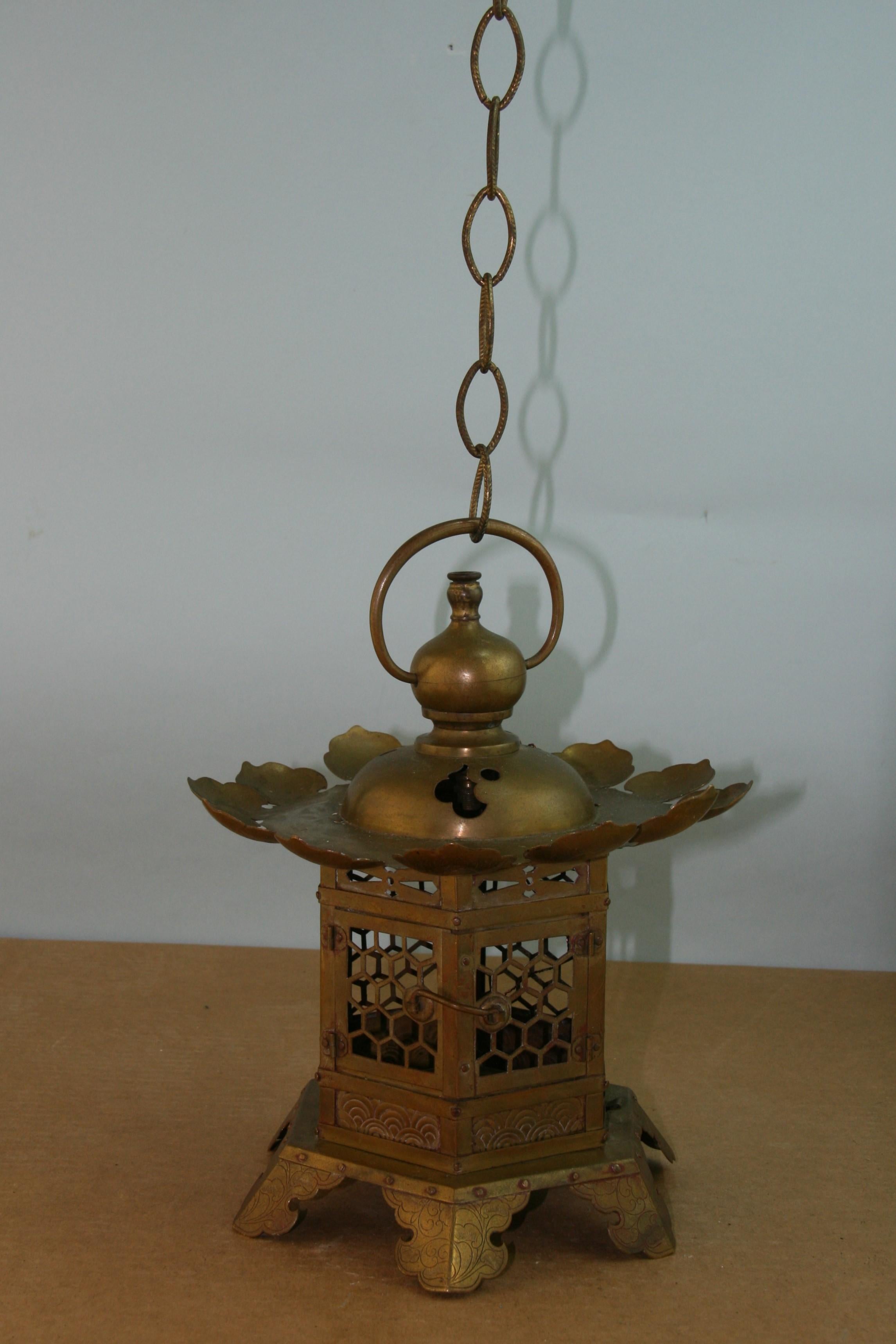 Japanese Lotus Flower Brass Garden Candle Lantern with Chain In Good Condition For Sale In Douglas Manor, NY