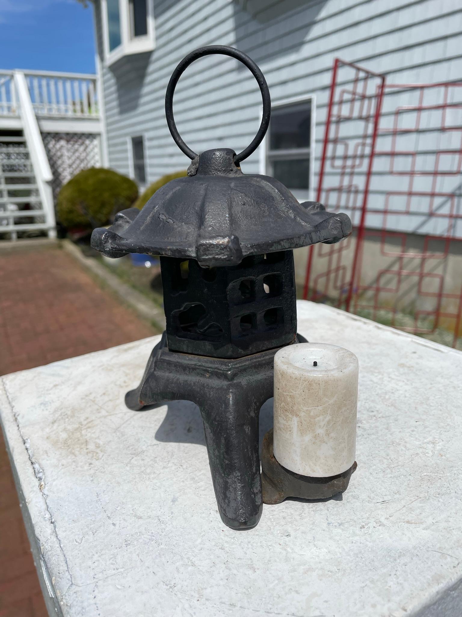 Japonais Jolie petite lanterne de jardin Yukimi japonaise ancienne en vente