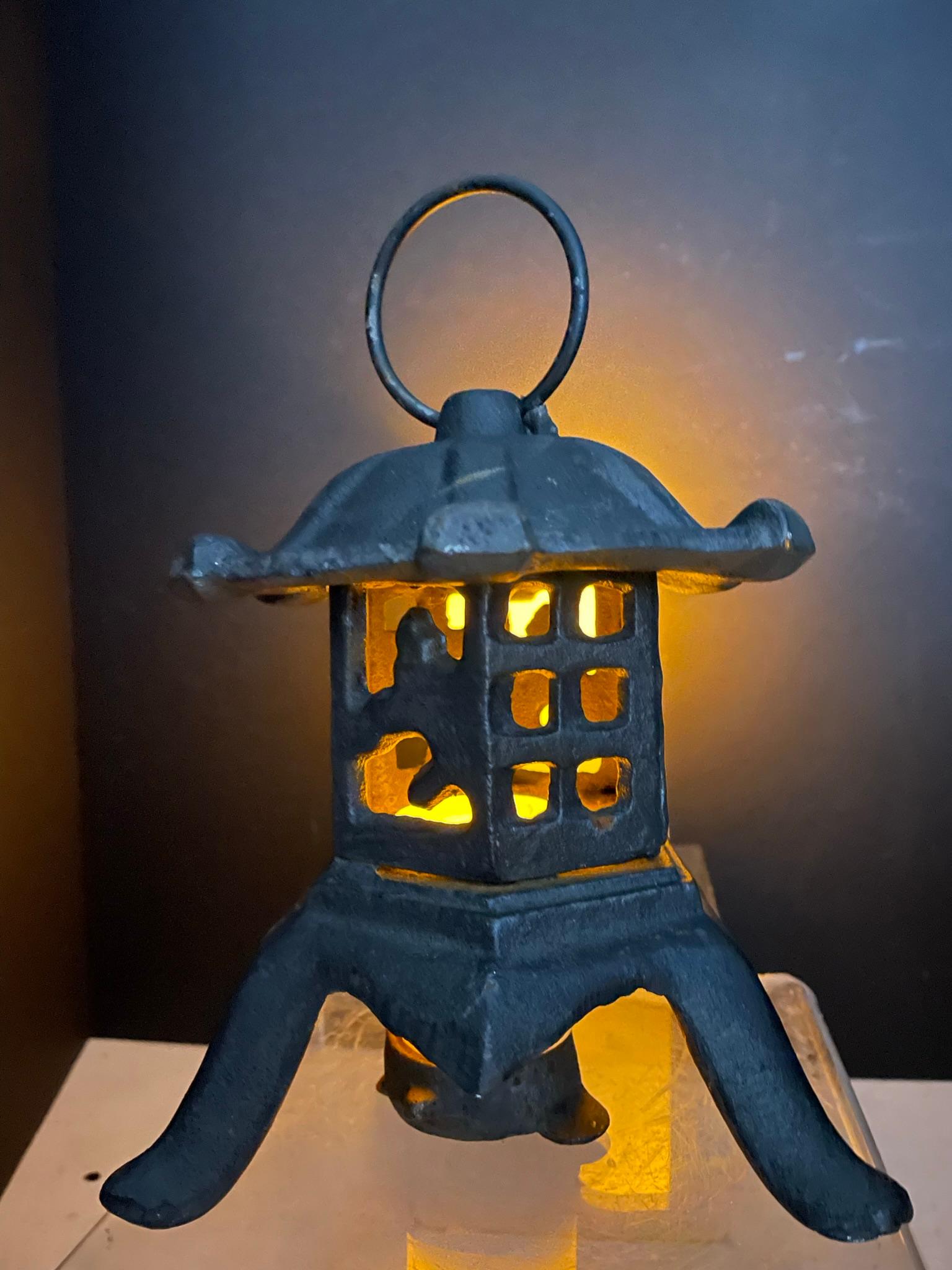 Japanese Lovely Old Petite Yukimi Garden Lantern In Good Condition For Sale In South Burlington, VT