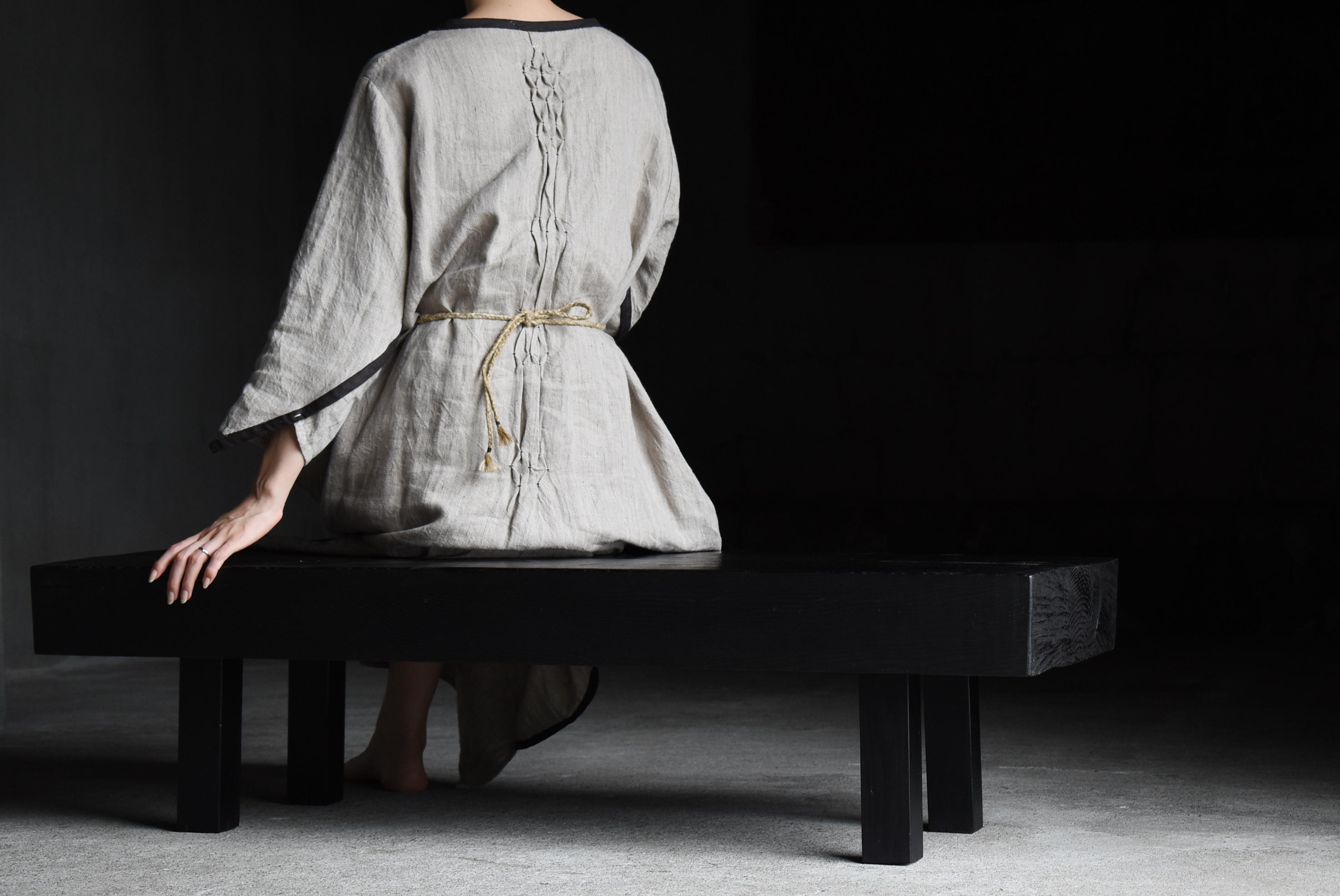 This piece of furniture can be used as a low table or a bench, made in Japan.
It was made in the Showa period (1950s-1970s).
The material used is cedar wood. The grain of the wood is slightly raised on the surface, quietly telling of the beauty that