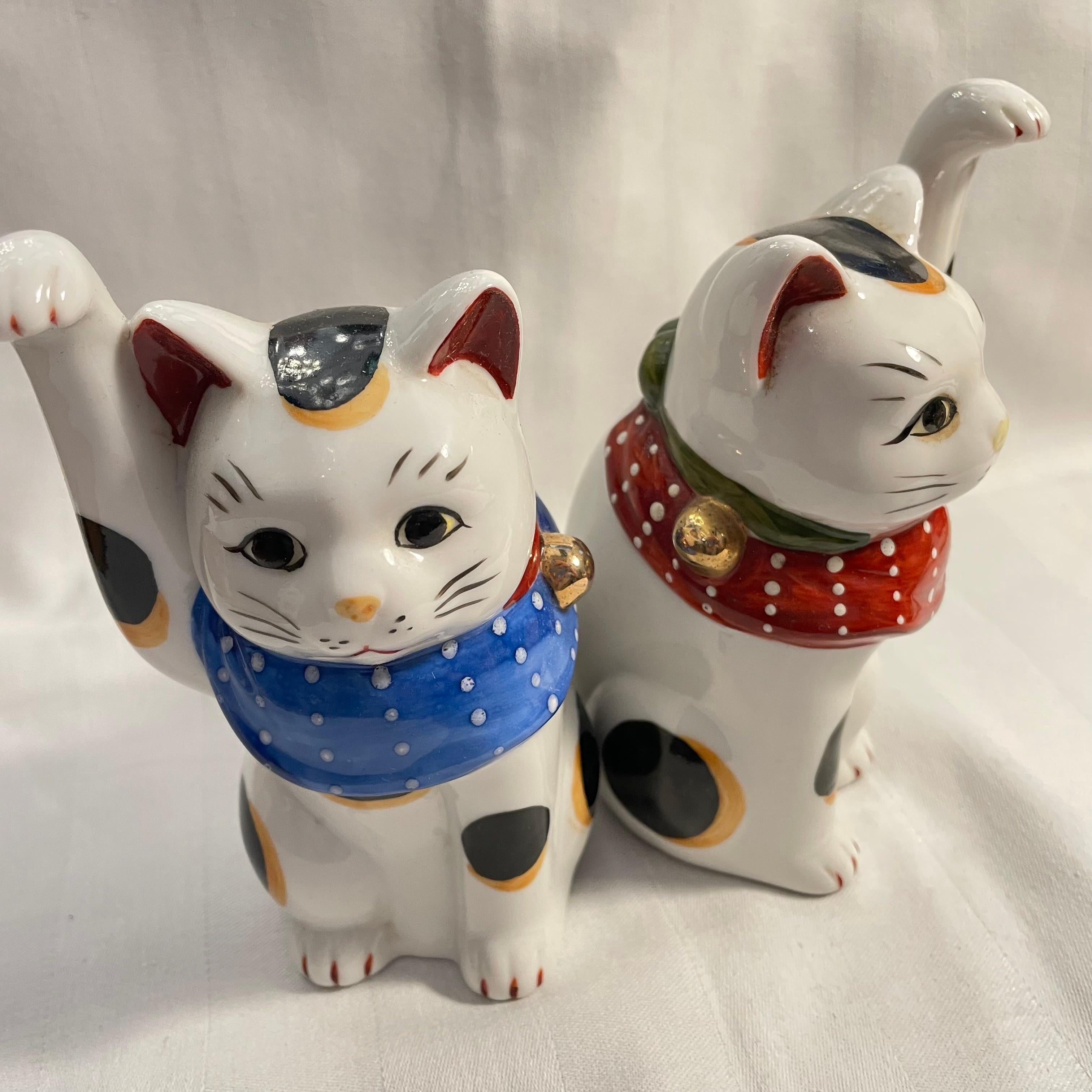 Gato de la suerte japonés Manekineko Pareja Porcelana Años 70 finales del siglo XX en venta