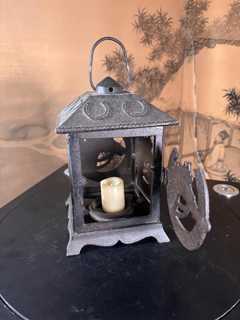 Farol Japonés de Iluminación Herradura de la Suerte siglo XX en venta