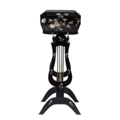 Boîte à couture japonaise à base de lyre sur Stand avec incrustations de nacre, c. 1880