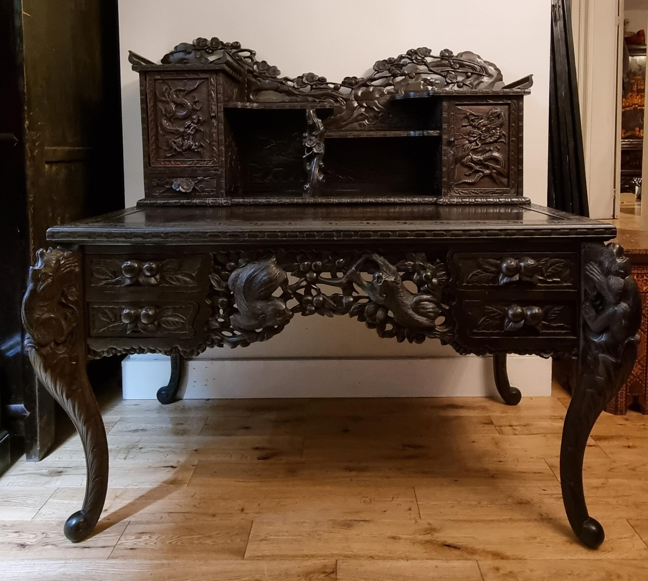 Giapponese Scrivania intagliata giapponese del periodo Meiji Circa 1900 in vendita