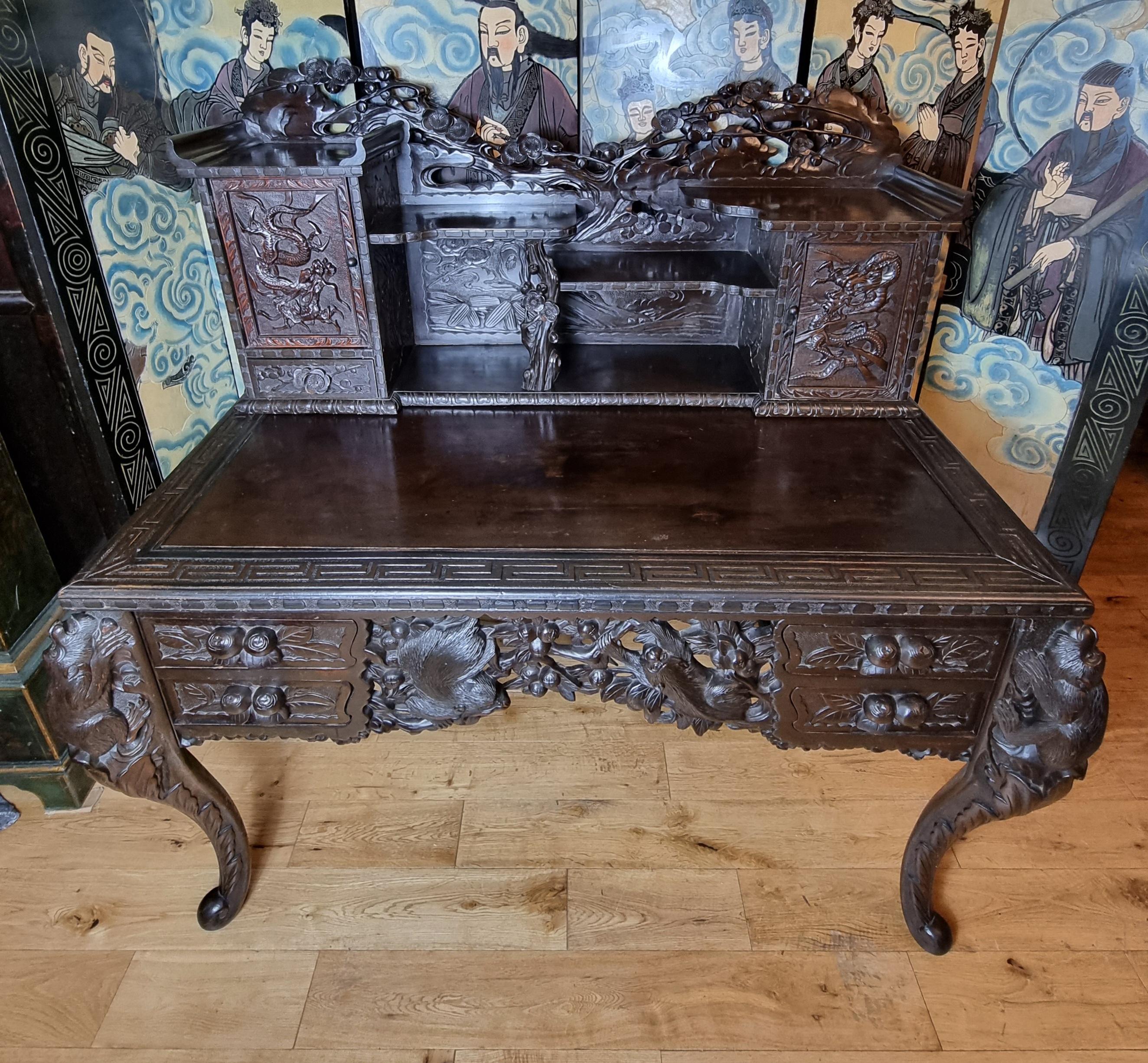 Scrivania intagliata giapponese del periodo Meiji Circa 1900 In condizioni buone in vendita a Hoddesdon, GB