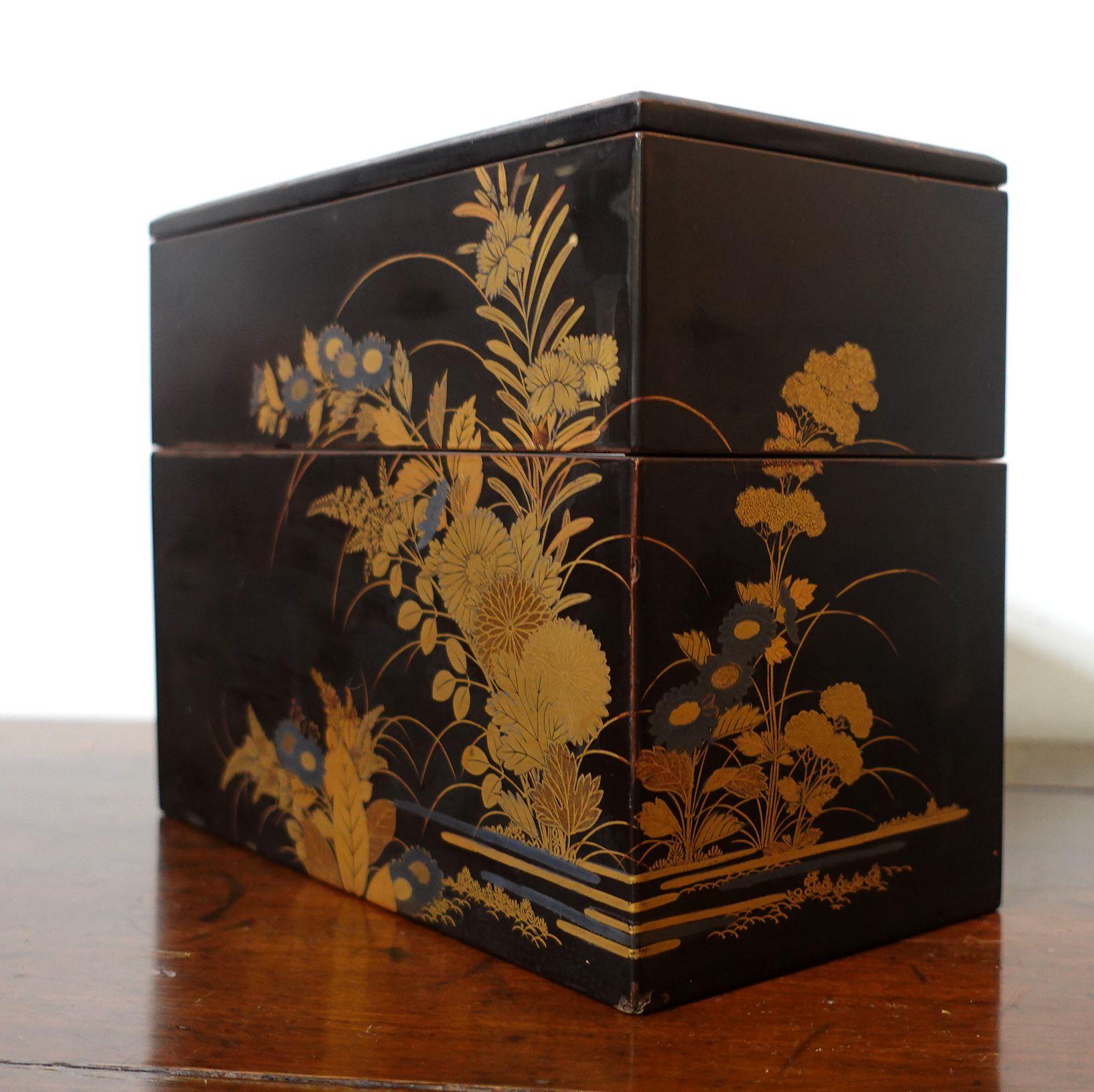 Japanese Maki-e Black Lacquered Box, Ric.047 For Sale 4
