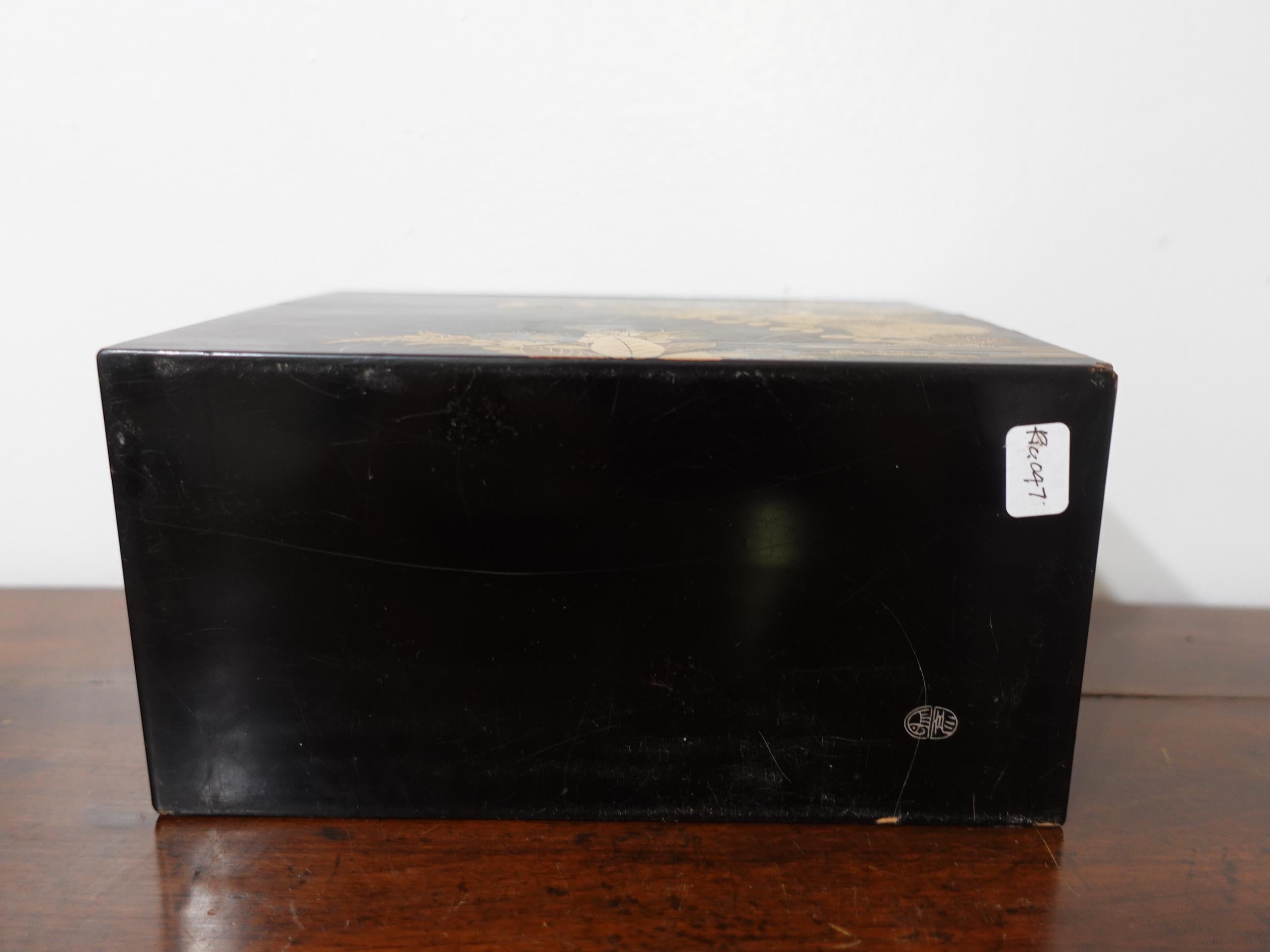 Japanische schwarz lackierte Maki-e-Schachtel, Ric.047 im Angebot 8
