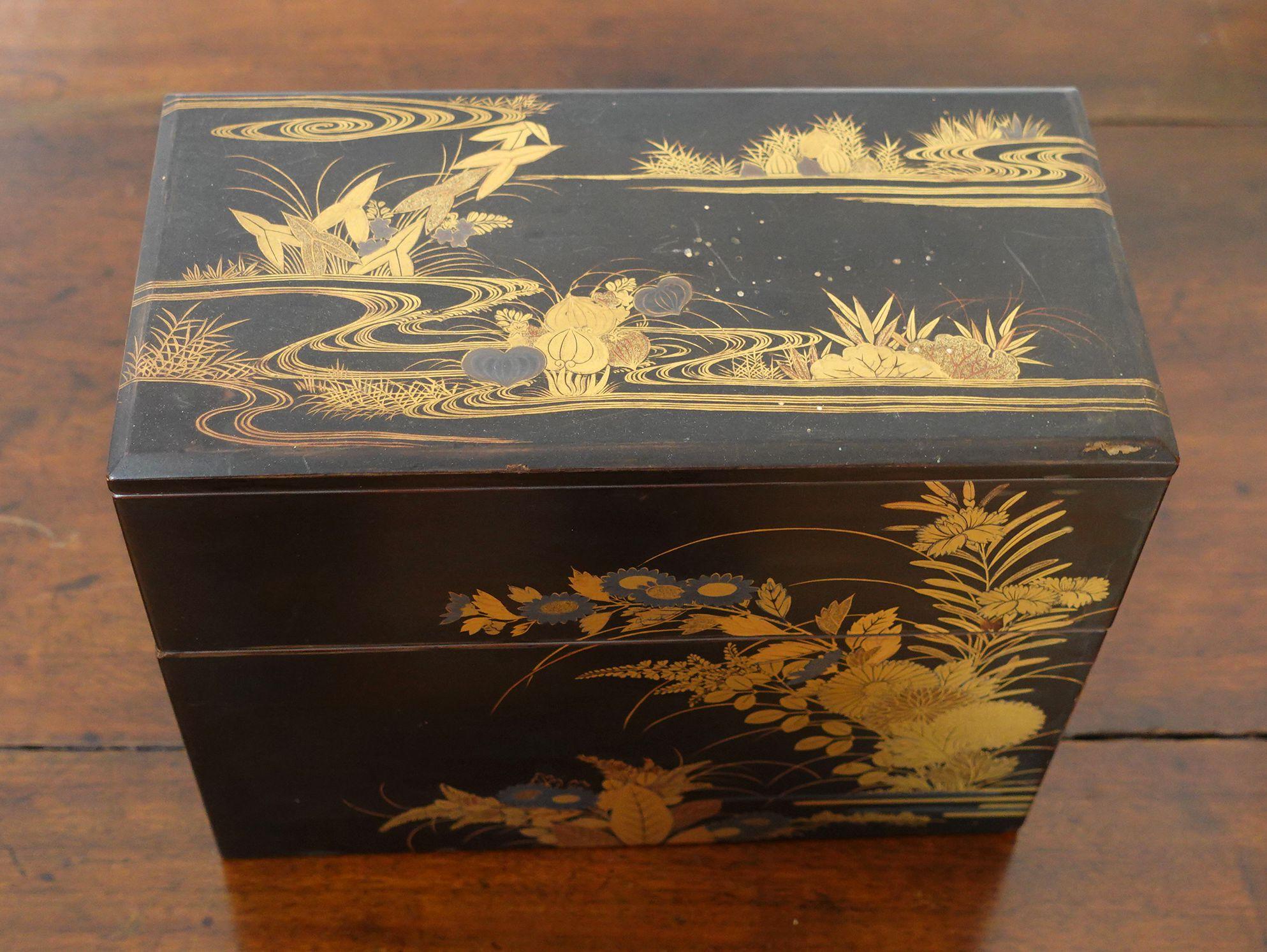 Japanische schwarz lackierte Maki-e-Schachtel, Ric.047 (19. Jahrhundert) im Angebot