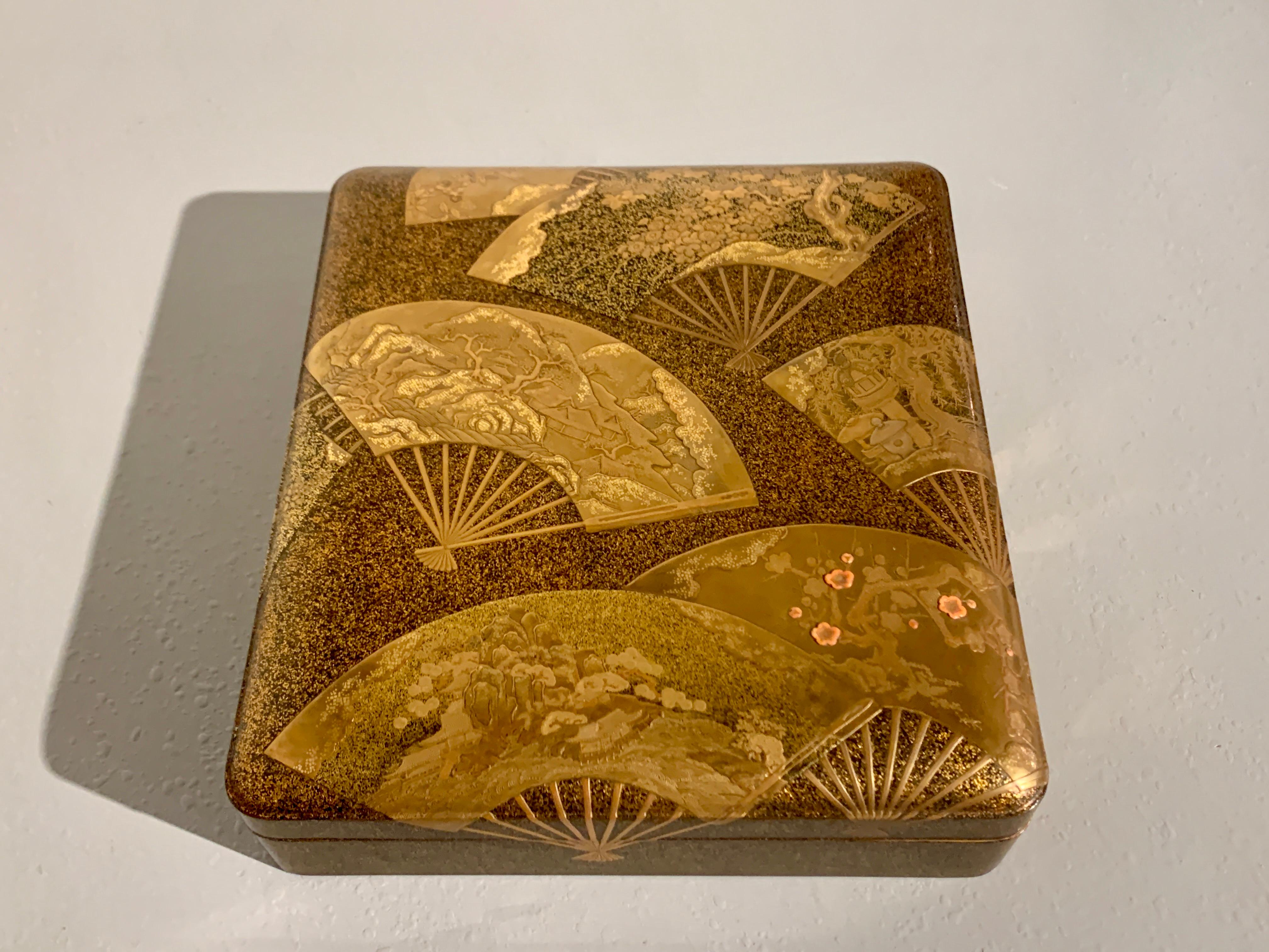 Une spectaculaire boîte à couvercle en laque japonaise maki-e, peut-être une boîte à écrire, suzuribako, décorée d'images d'éventails pliants, ogi, période Edo, début du 19e siècle, Japon.

Cette boîte basse et rectangulaire aux angles arrondis est