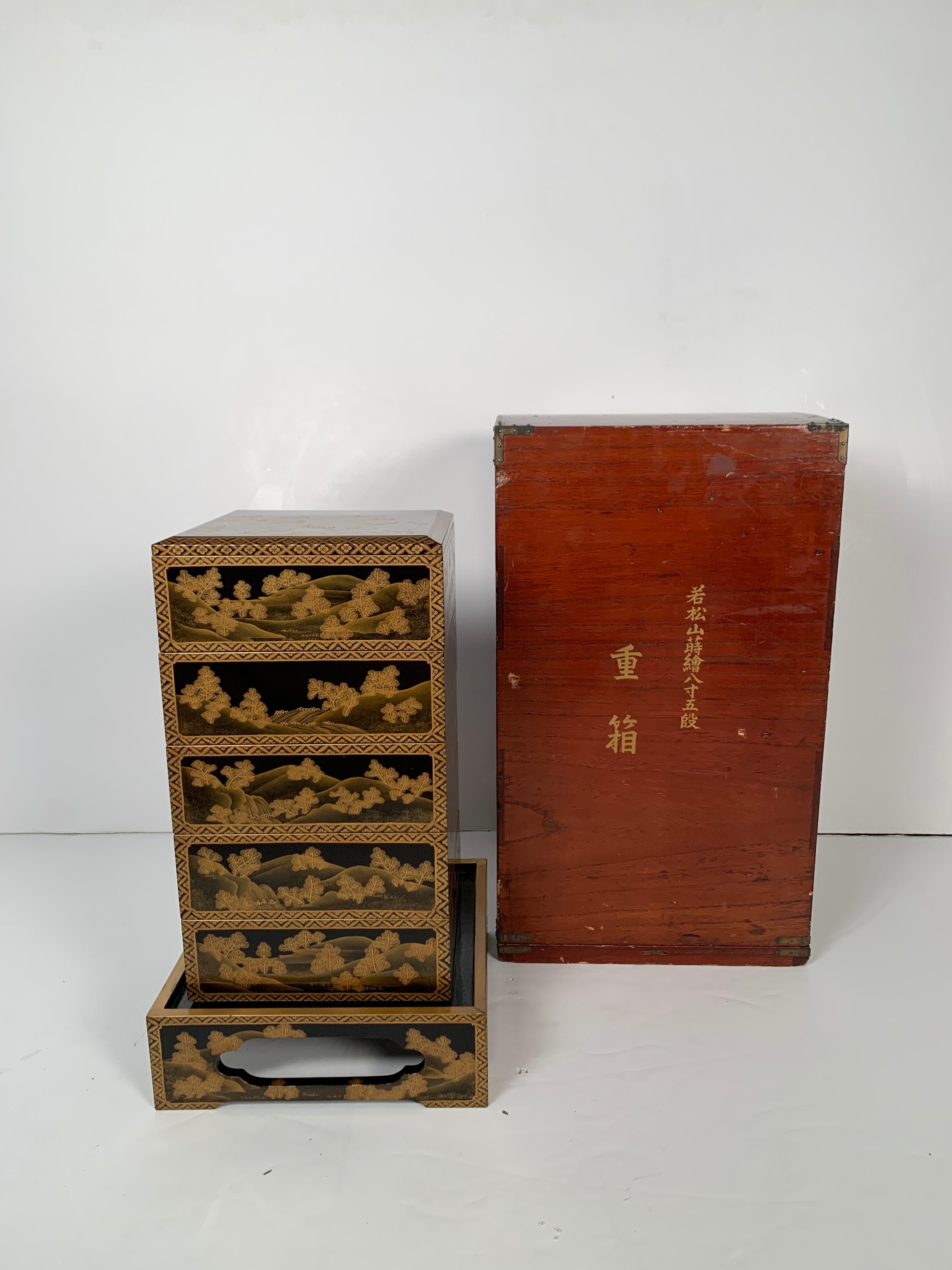 Japanese Maki-e Lacquer Stacking Box, Jubako, Meiji Period, Japan For Sale 3