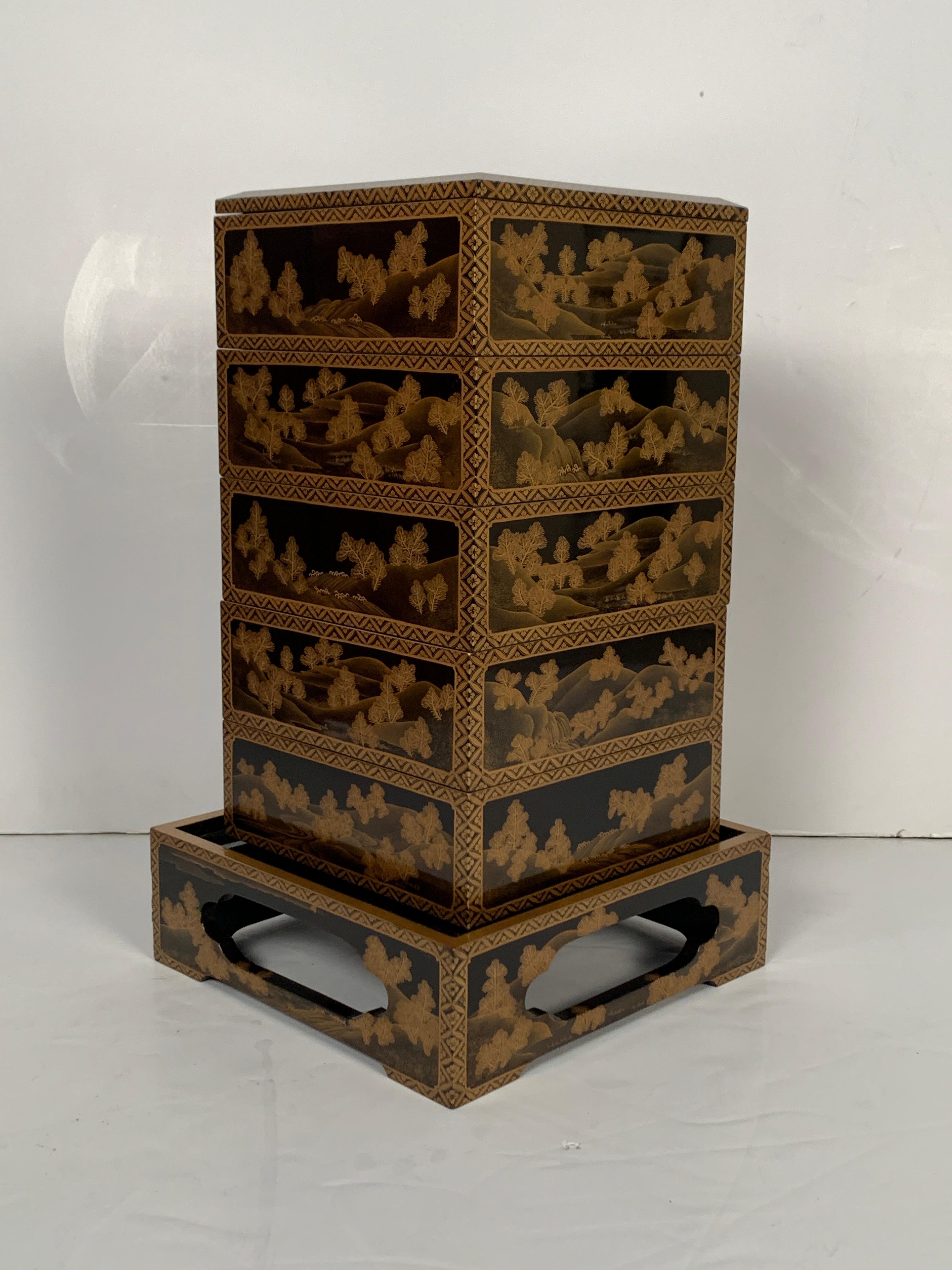 Japanese Maki-e Lacquer Stacking Box, Jubako, Meiji Period, Japan In Good Condition For Sale In Austin, TX