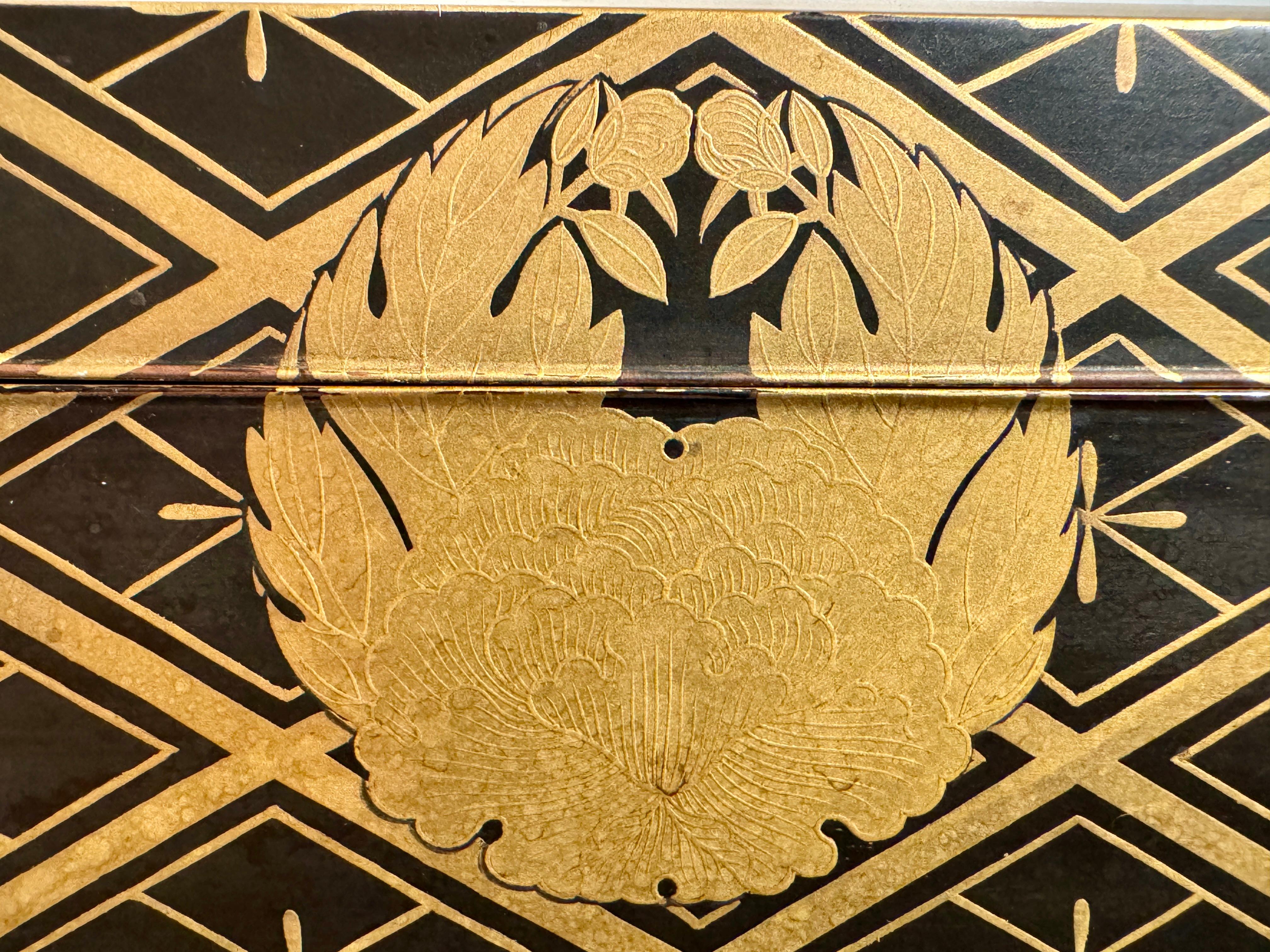 Japanese Maki-e Lacquer Sutra Box with Peony Mon, Meiji Period, c 1900, Japan For Sale 3