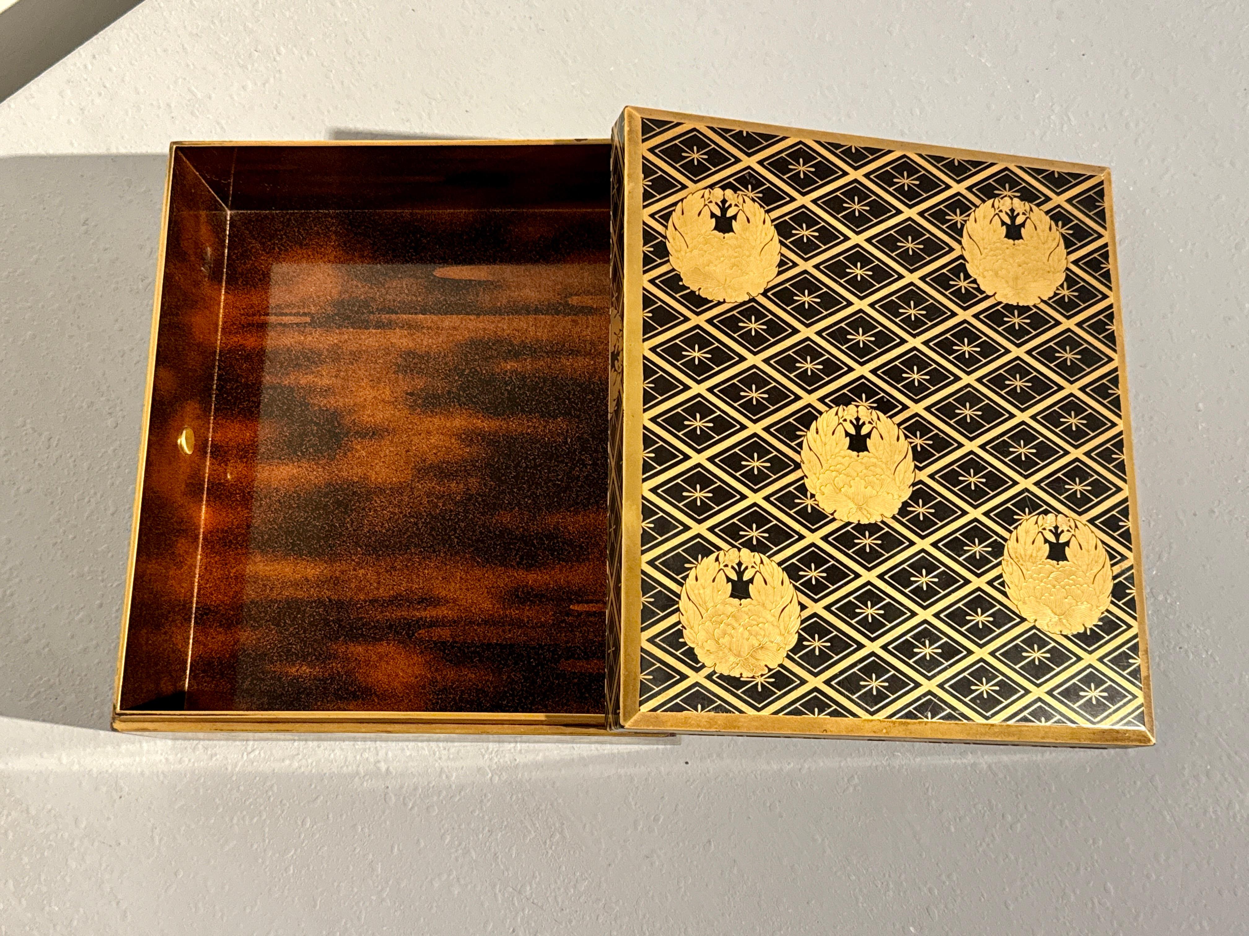 Japanese Maki-e Lacquer Sutra Box with Peony Mon, Meiji Period, c 1900, Japan For Sale 7