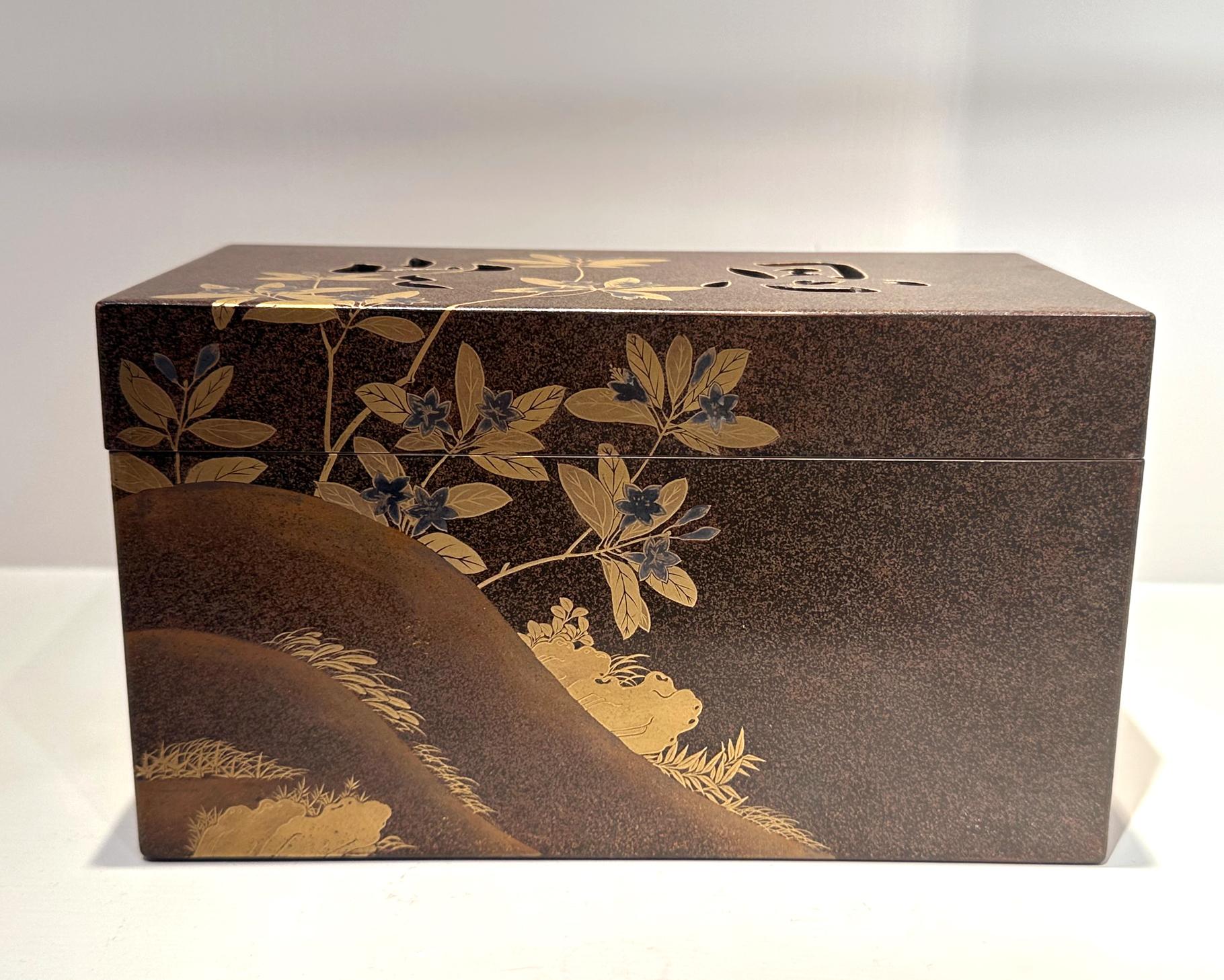 Japanese Maki-e Lacquer Tray Box with Cutout Design For Sale 2