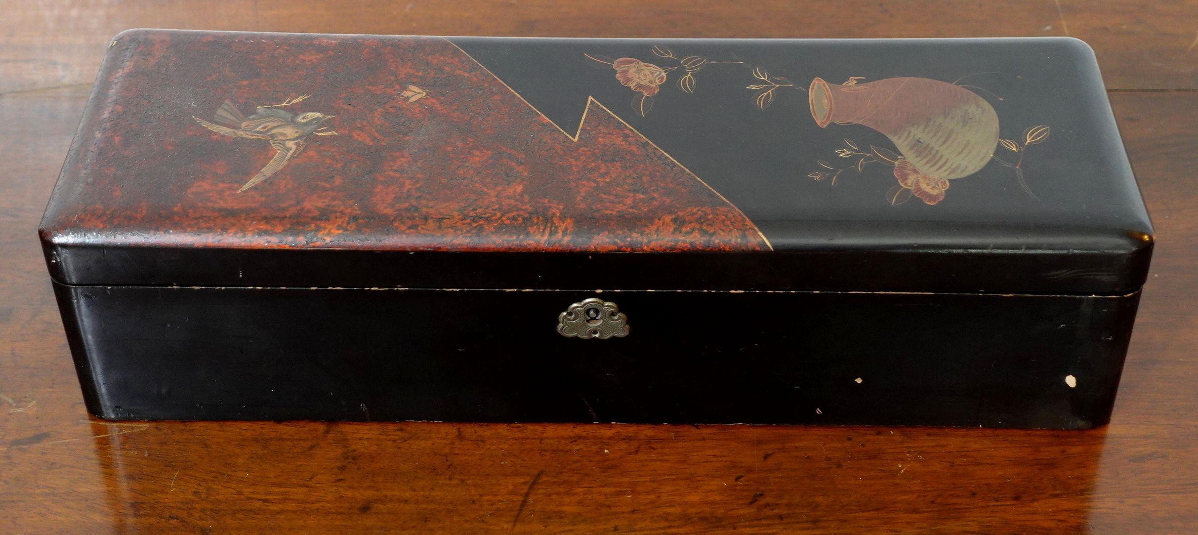 Japon, période Edo à Meiji, une longue boîte à documents rectangulaire avec couvercle à charnière, décorée d'un oiseau et d'un panier floral,
Le casier ne fonctionne pas.