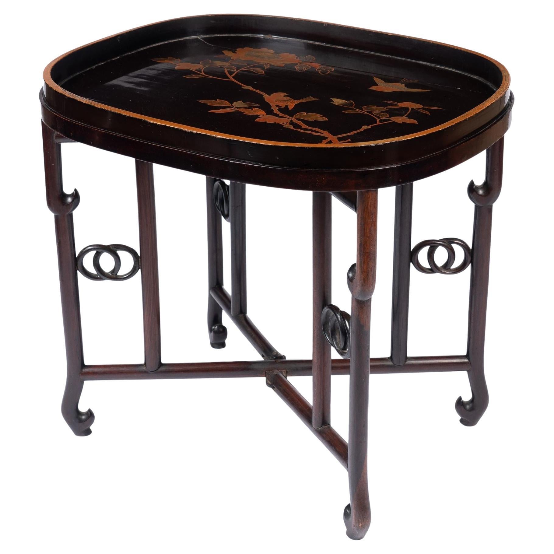Bandeja oval japonesa de madera lacada Maki-E sobre soporte, c. 1850-1900