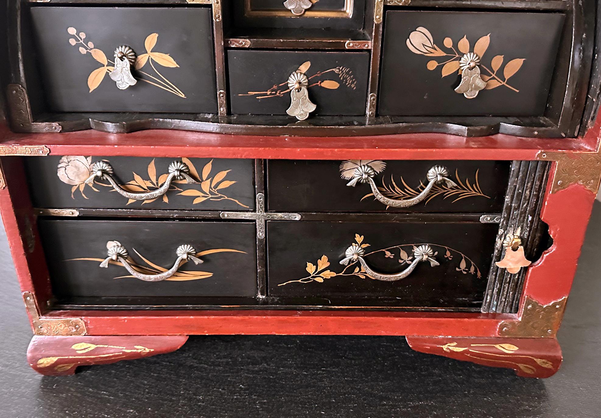 Japanese Maki-e Lacquered Wood Kodansu Small Chest with Drawers Meiji Period For Sale 6