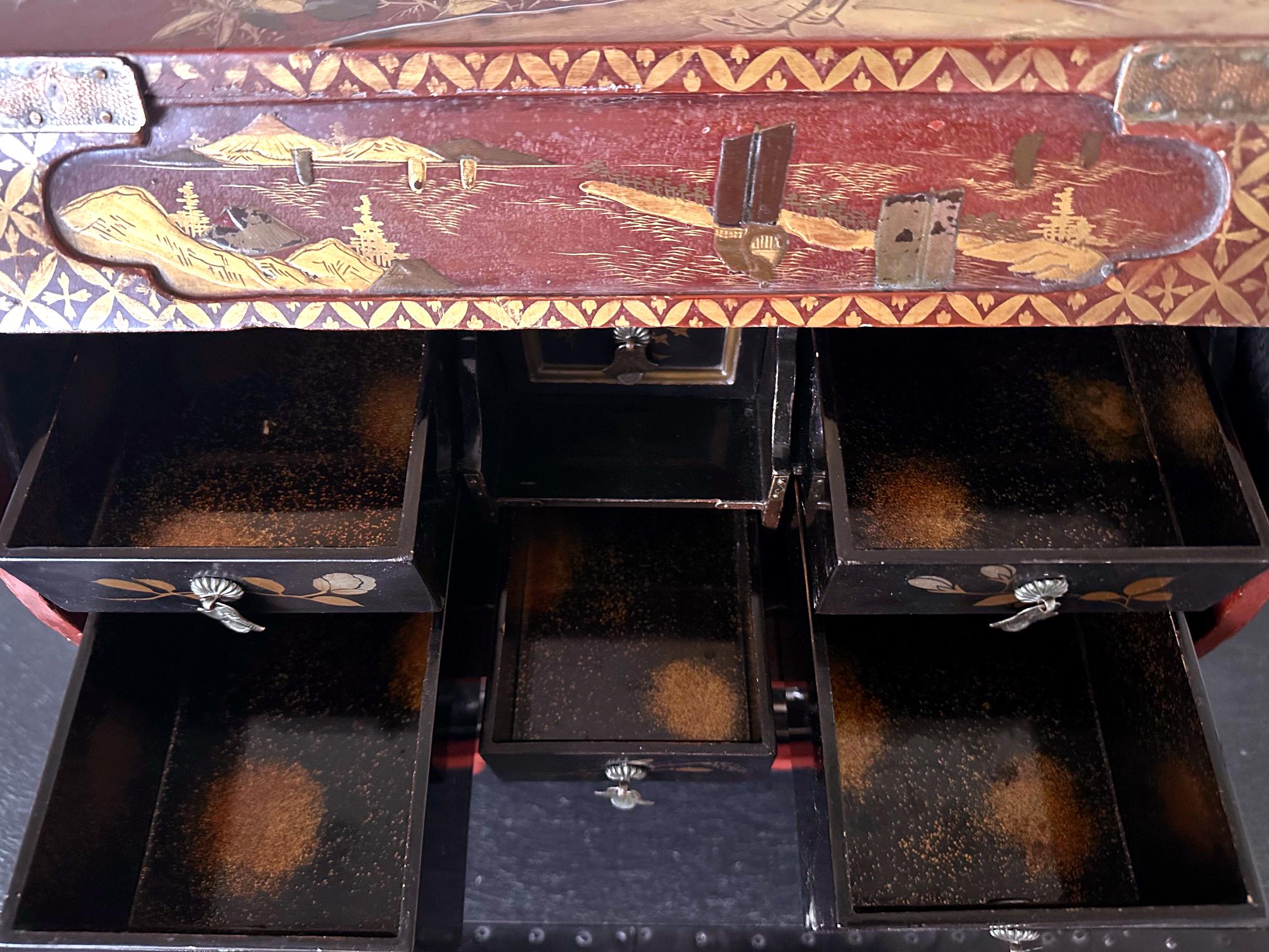Japanese Maki-e Lacquered Wood Kodansu Small Chest with Drawers Meiji Period For Sale 7