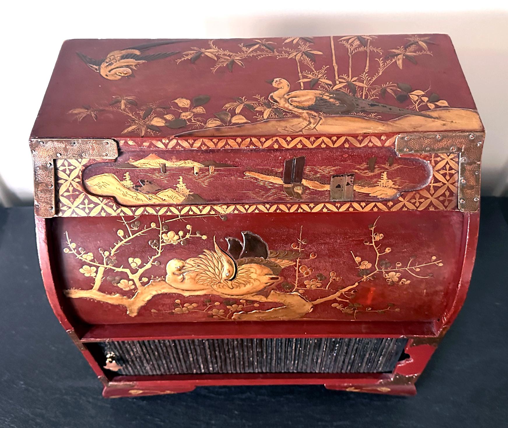 Japanese Maki-e Lacquered Wood Kodansu Small Chest with Drawers Meiji Period In Fair Condition For Sale In Atlanta, GA