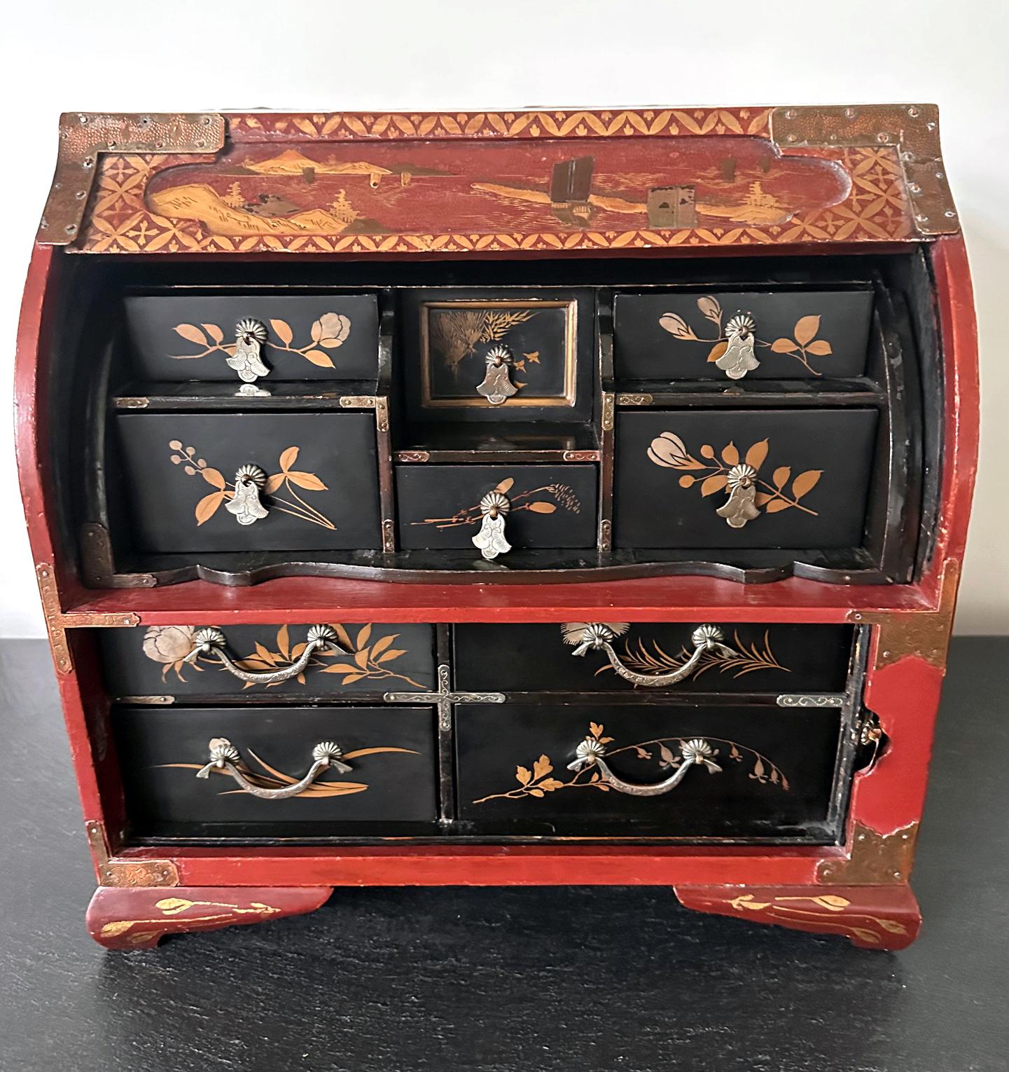 Japanese Maki-e Lacquered Wood Kodansu Small Chest with Drawers Meiji Period For Sale 4