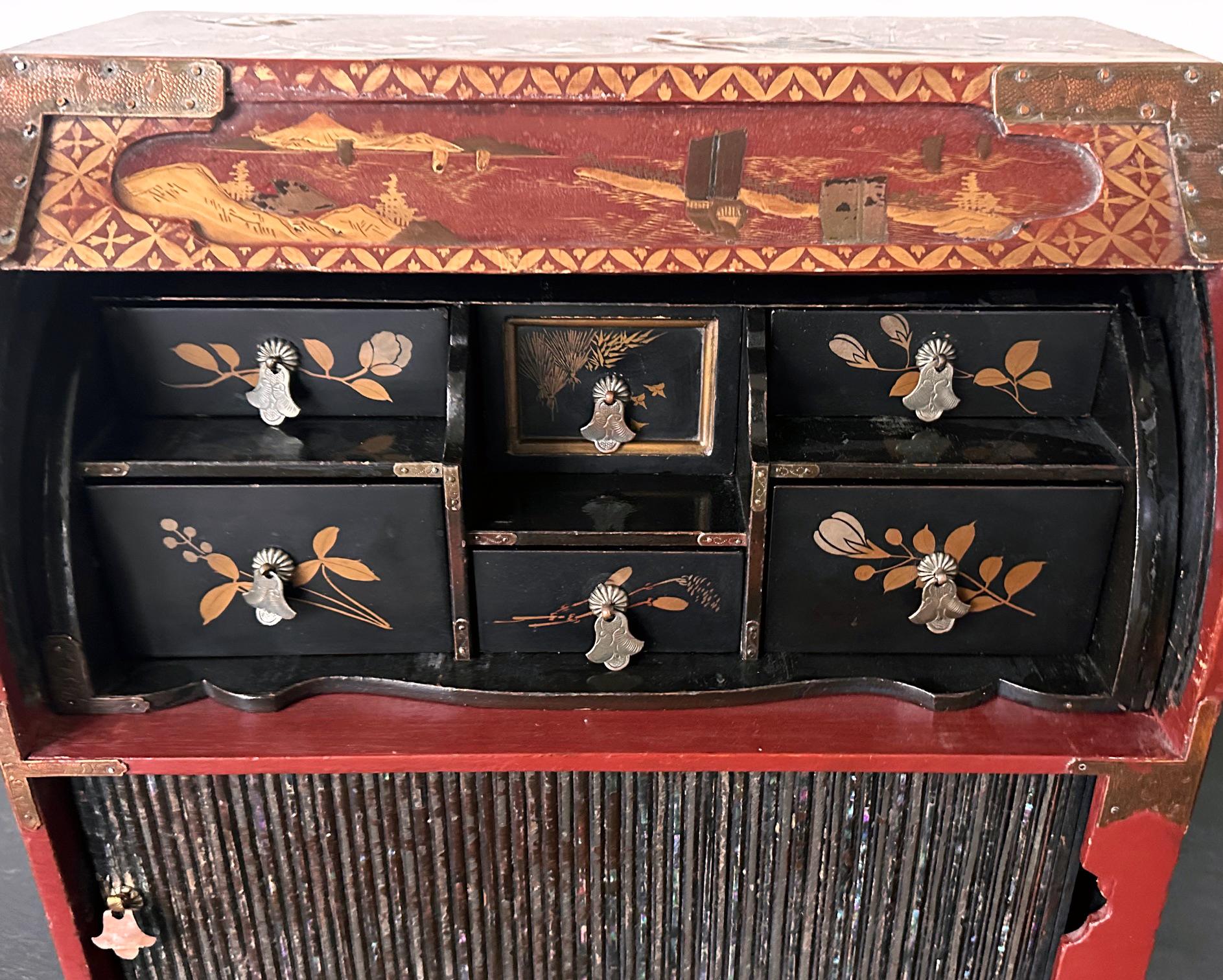 Japanese Maki-e Lacquered Wood Kodansu Small Chest with Drawers Meiji Period For Sale 5