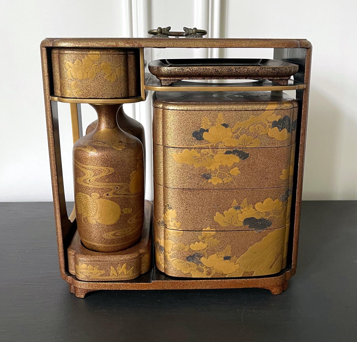 Sagejubako is a portable picnic set that became popular in the early Edo period when an additional meal was added between breakfast and dinner. It normally consists of a carry case with a handle on top and two sake bottles, an open serving tray, a
