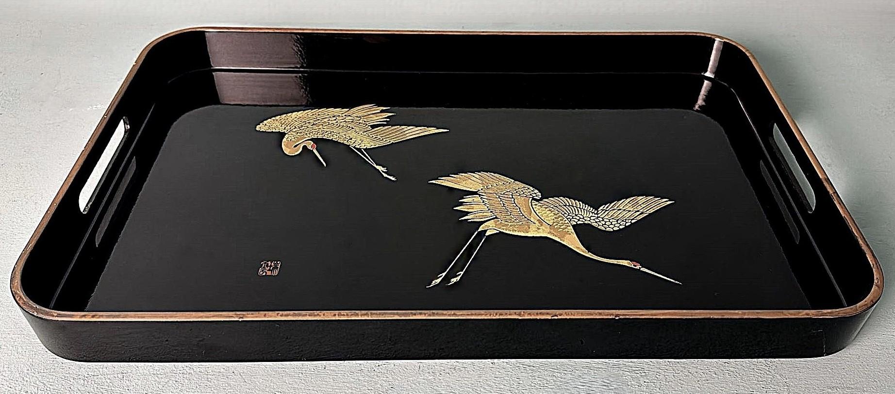 Deux plateaux en résine de style Maki japonais, effet laque noire  Cranes peintes en or en vente 2