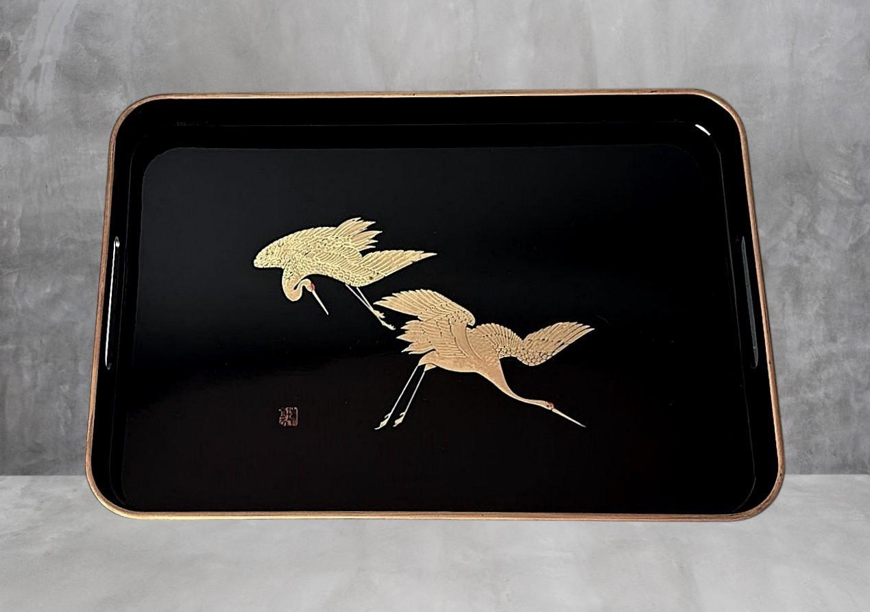 Deux plateaux en résine de style Maki japonais, effet laque noire  Cranes peintes en or en vente 3