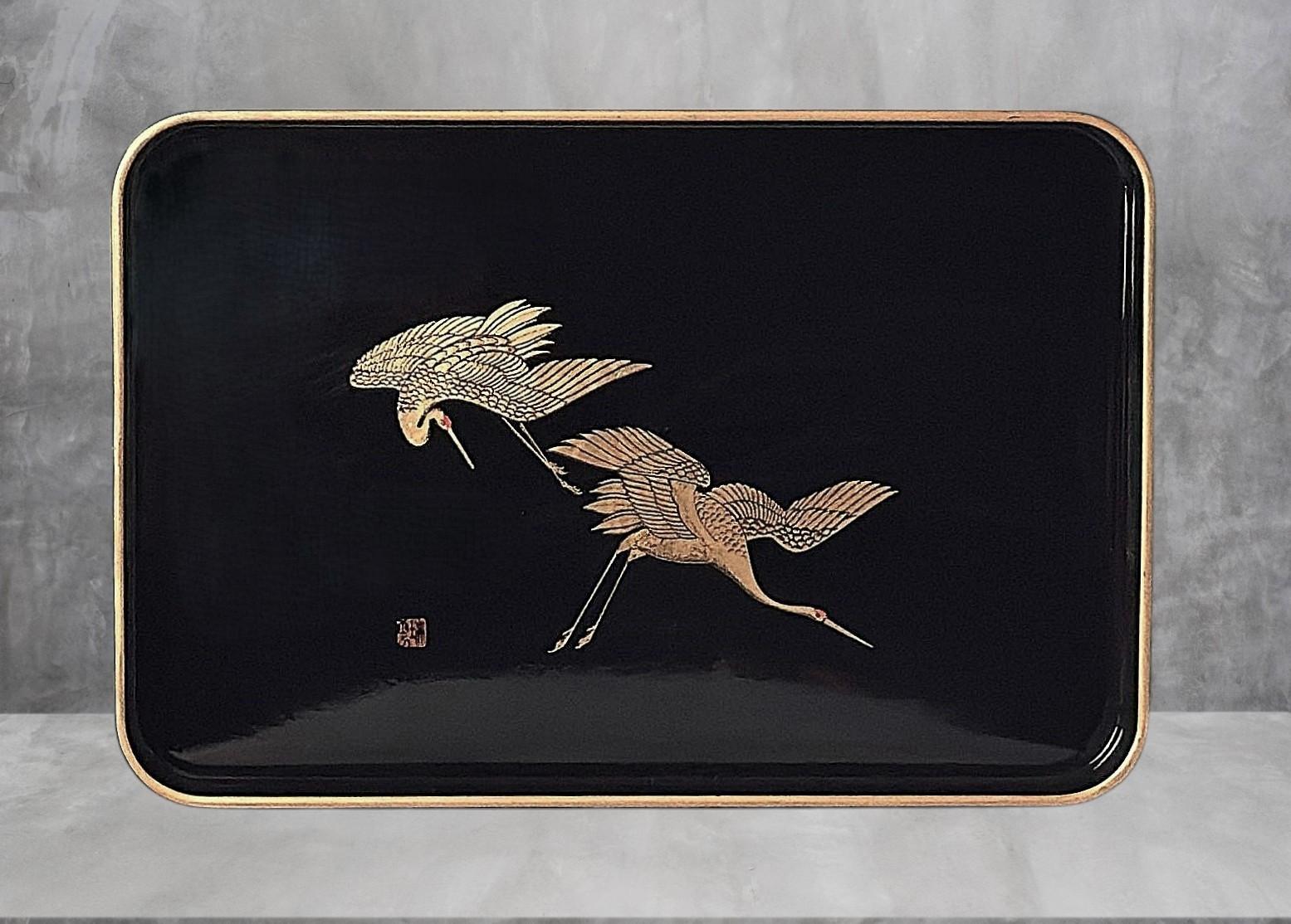 Deux plateaux en résine de style Maki japonais, effet laque noire  Cranes peintes en or en vente 4