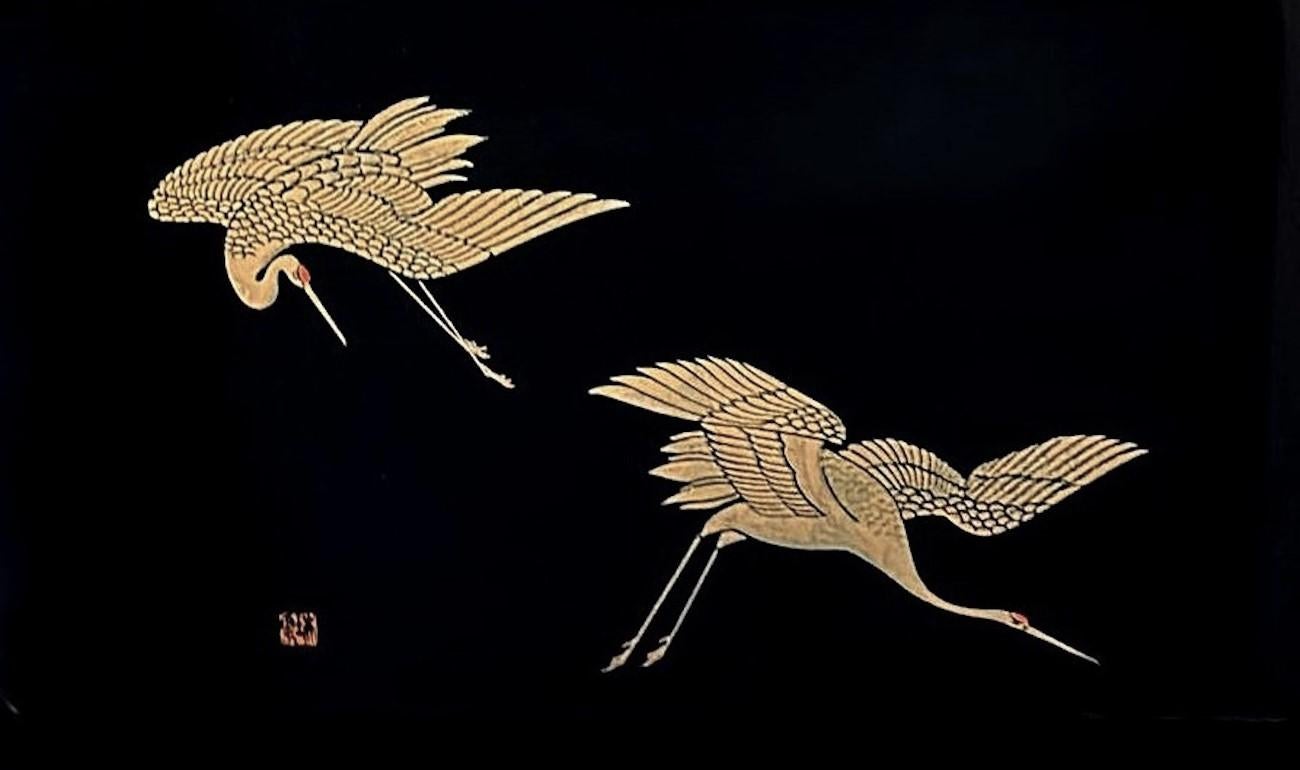Deux plateaux en résine de style Maki japonais, effet laque noire  Cranes peintes en or en vente 5