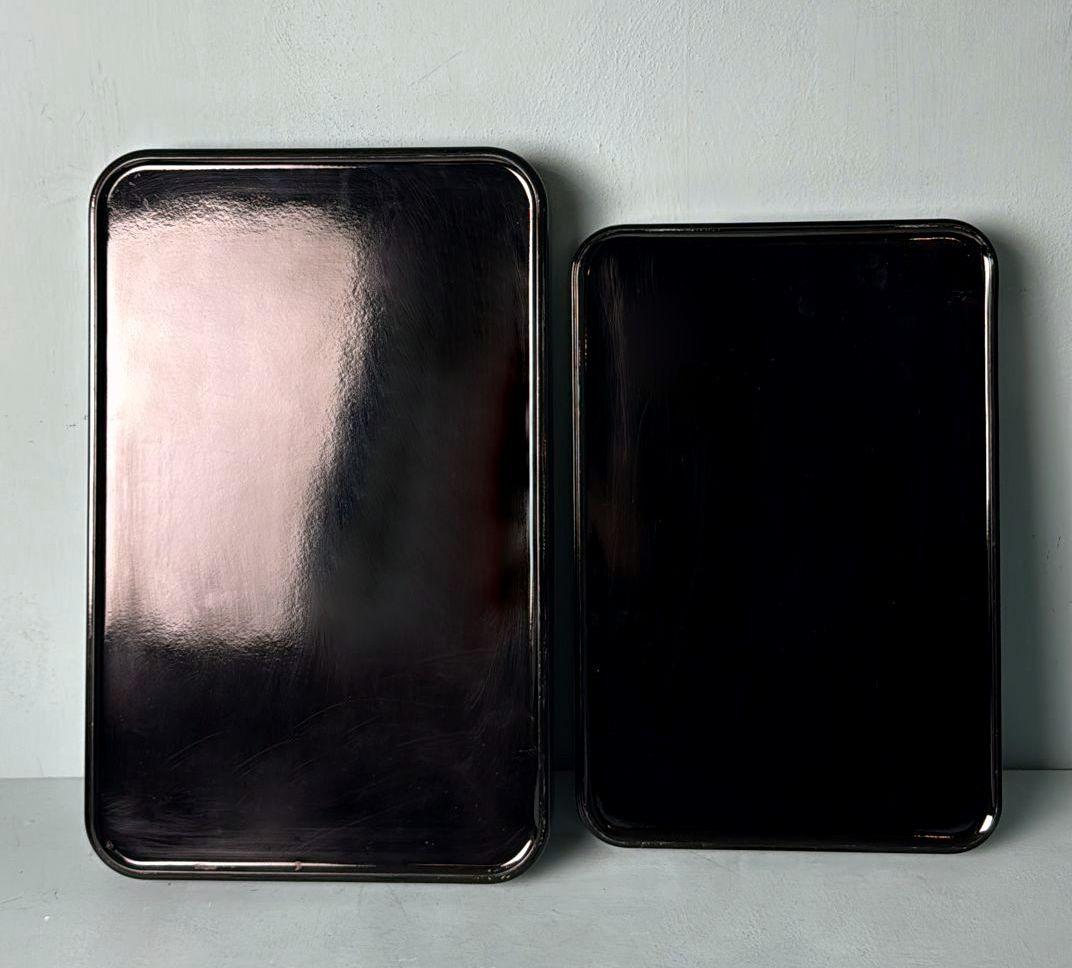 Deux plateaux en résine de style Maki japonais, effet laque noire  Cranes peintes en or en vente 8
