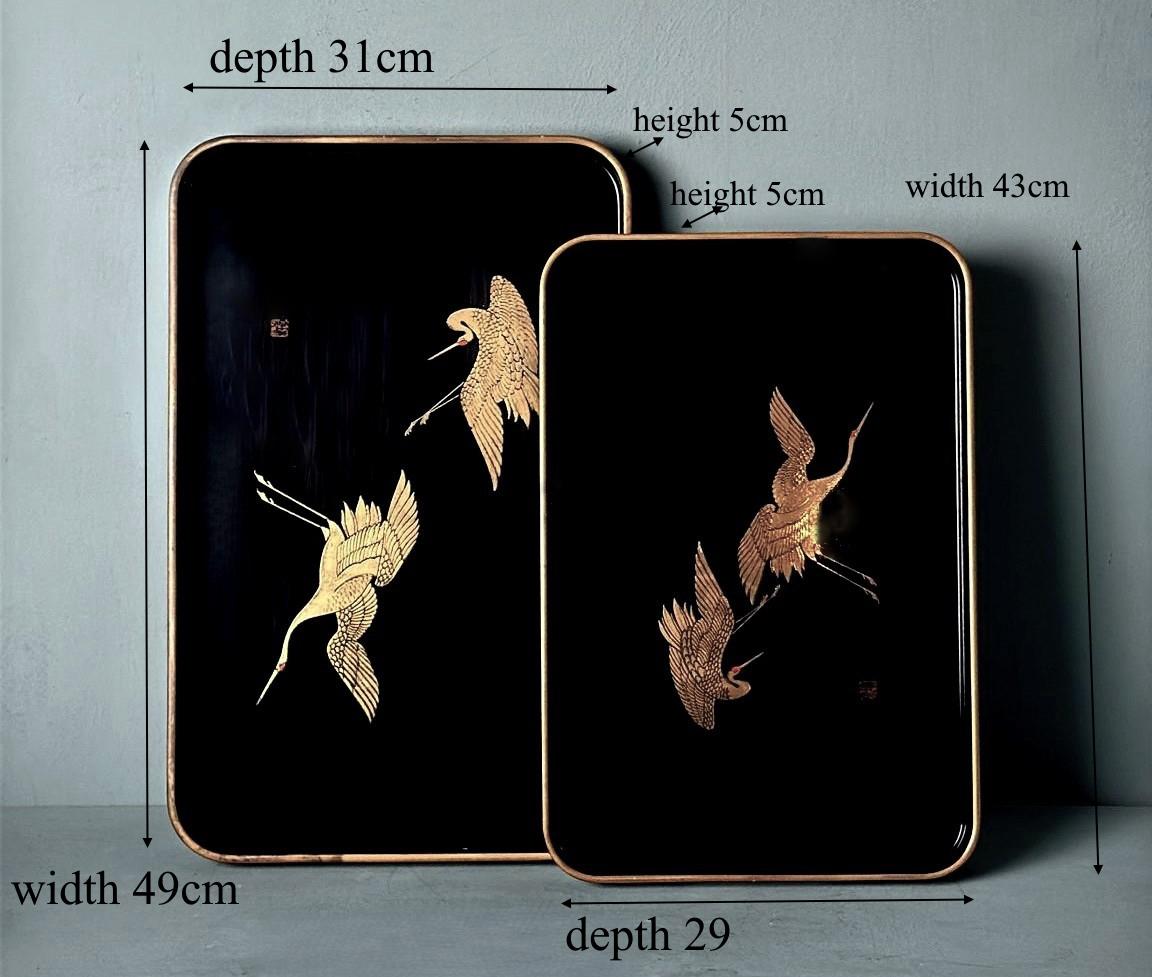 Deux plateaux en résine de style Maki japonais, effet laque noire  Cranes peintes en or en vente 9