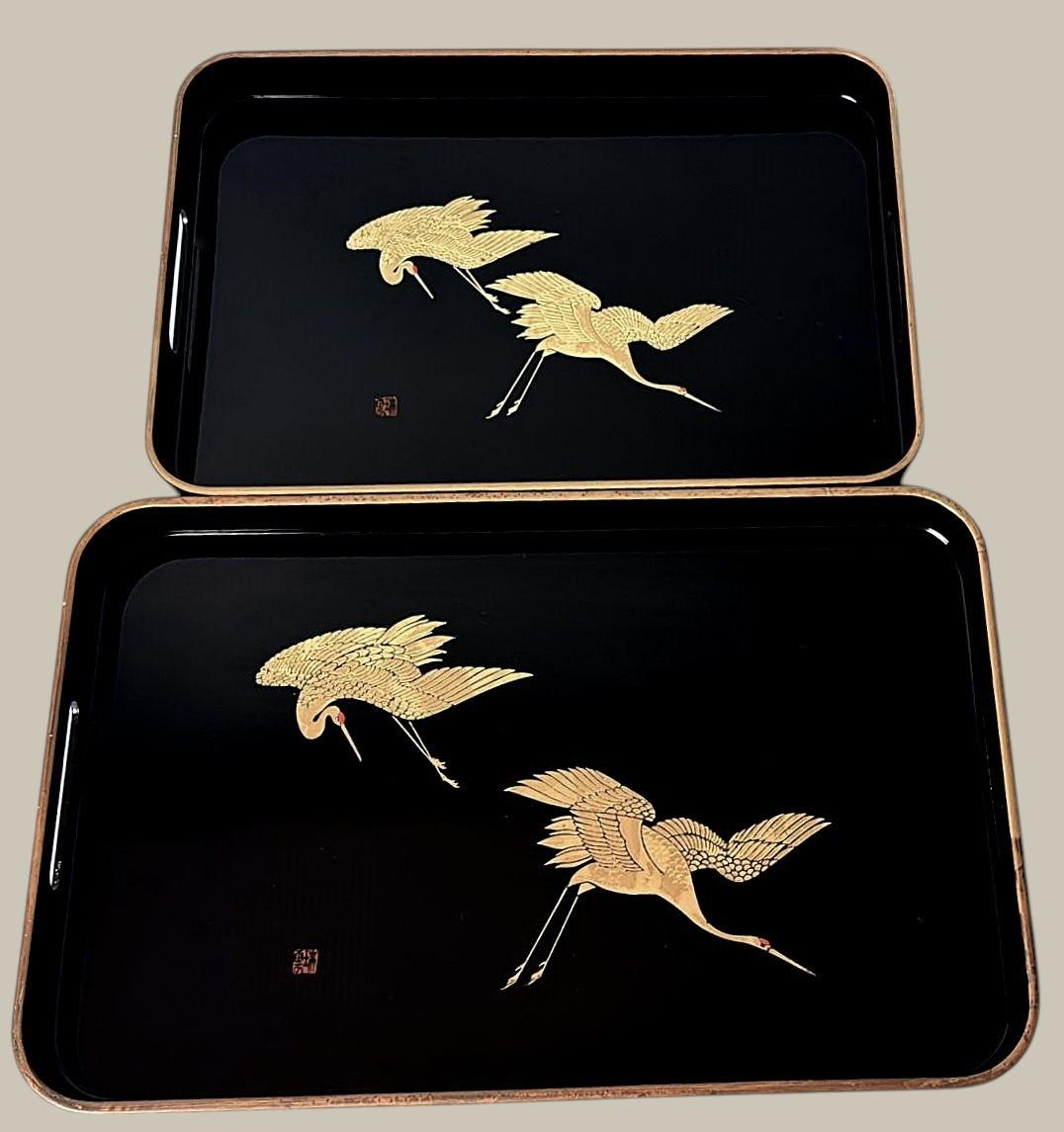 Japonisme Deux plateaux en résine de style Maki japonais, effet laque noire  Cranes peintes en or en vente