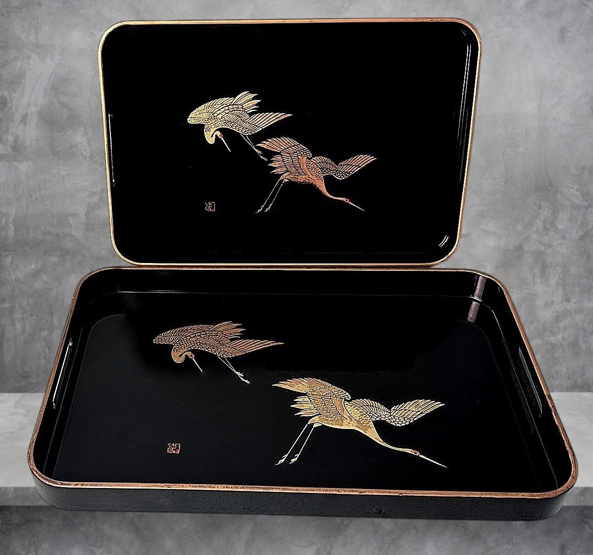 Japonais Deux plateaux en résine de style Maki japonais, effet laque noire  Cranes peintes en or en vente